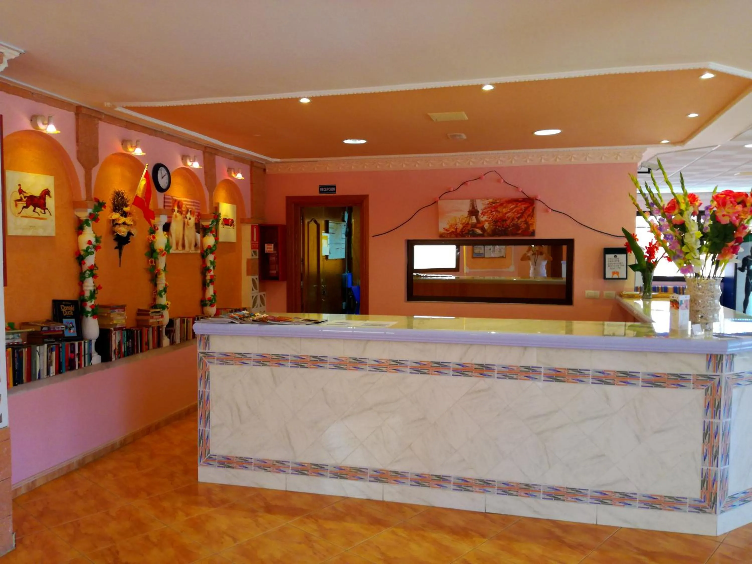 Living room, Lobby/Reception in Apartamentos Parque Carolina