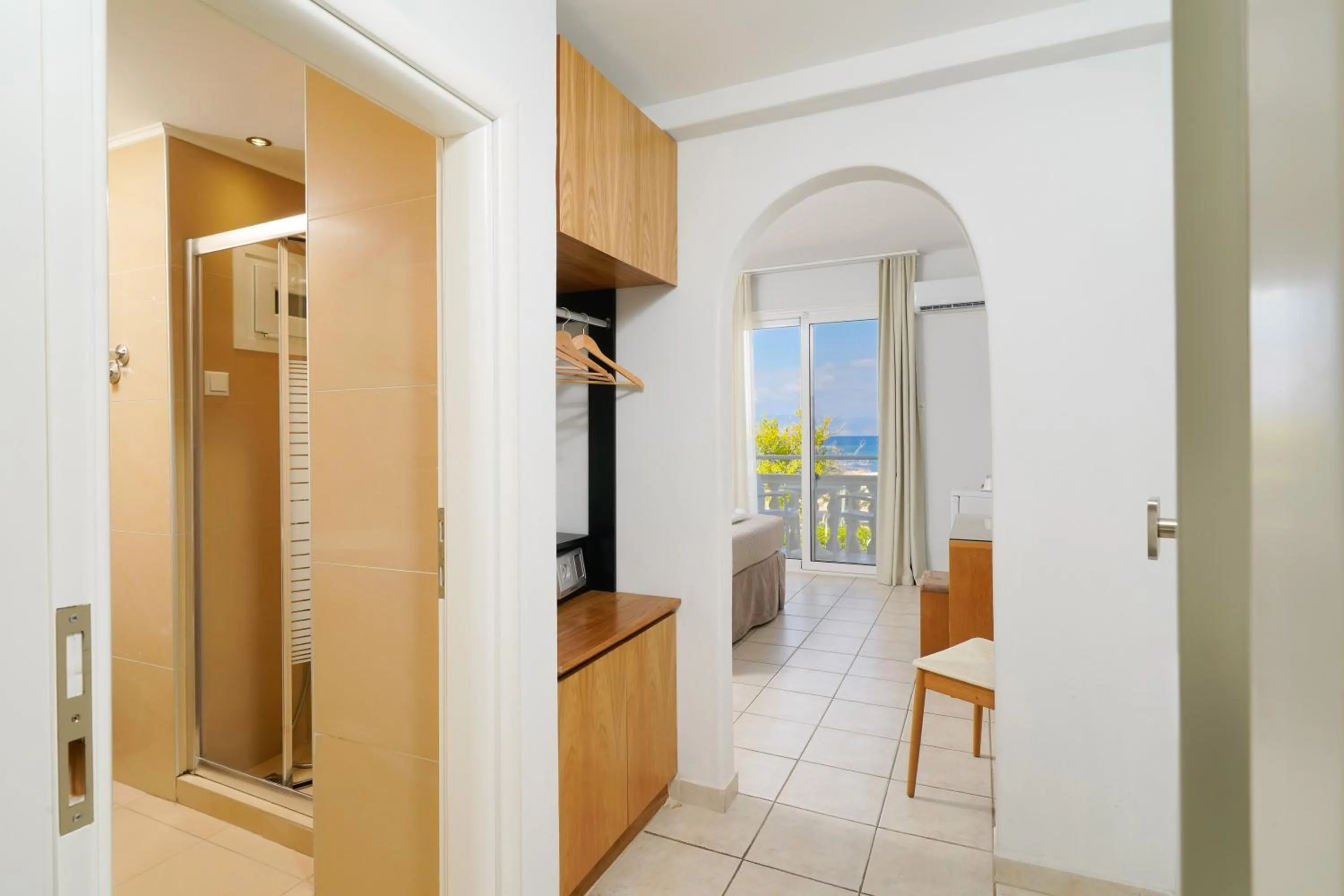 wardrobe in Elektra Comfort Hotel by Del Mare