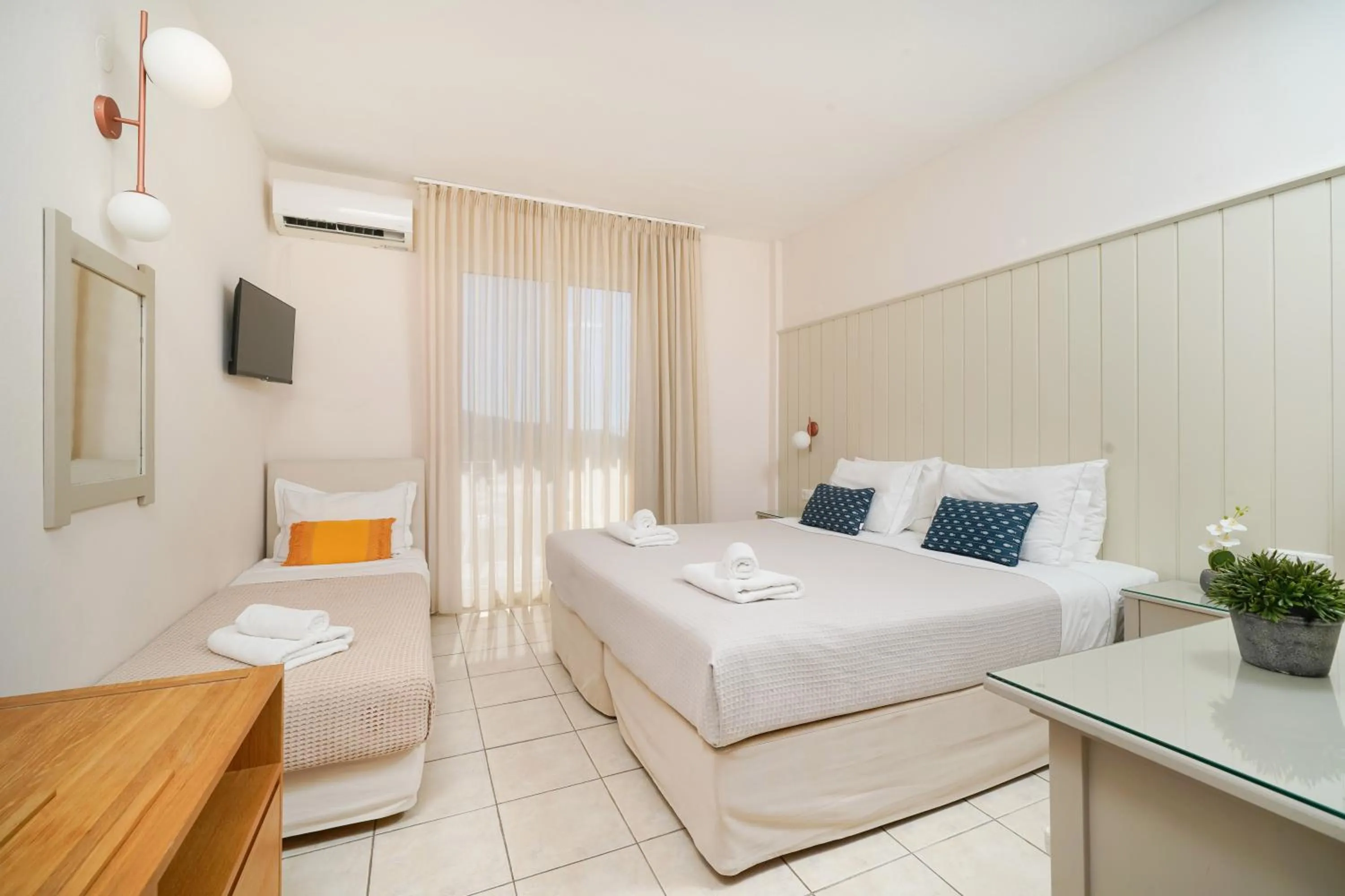 Photo of the whole room, Bed in Elektra Comfort Hotel by Del Mare