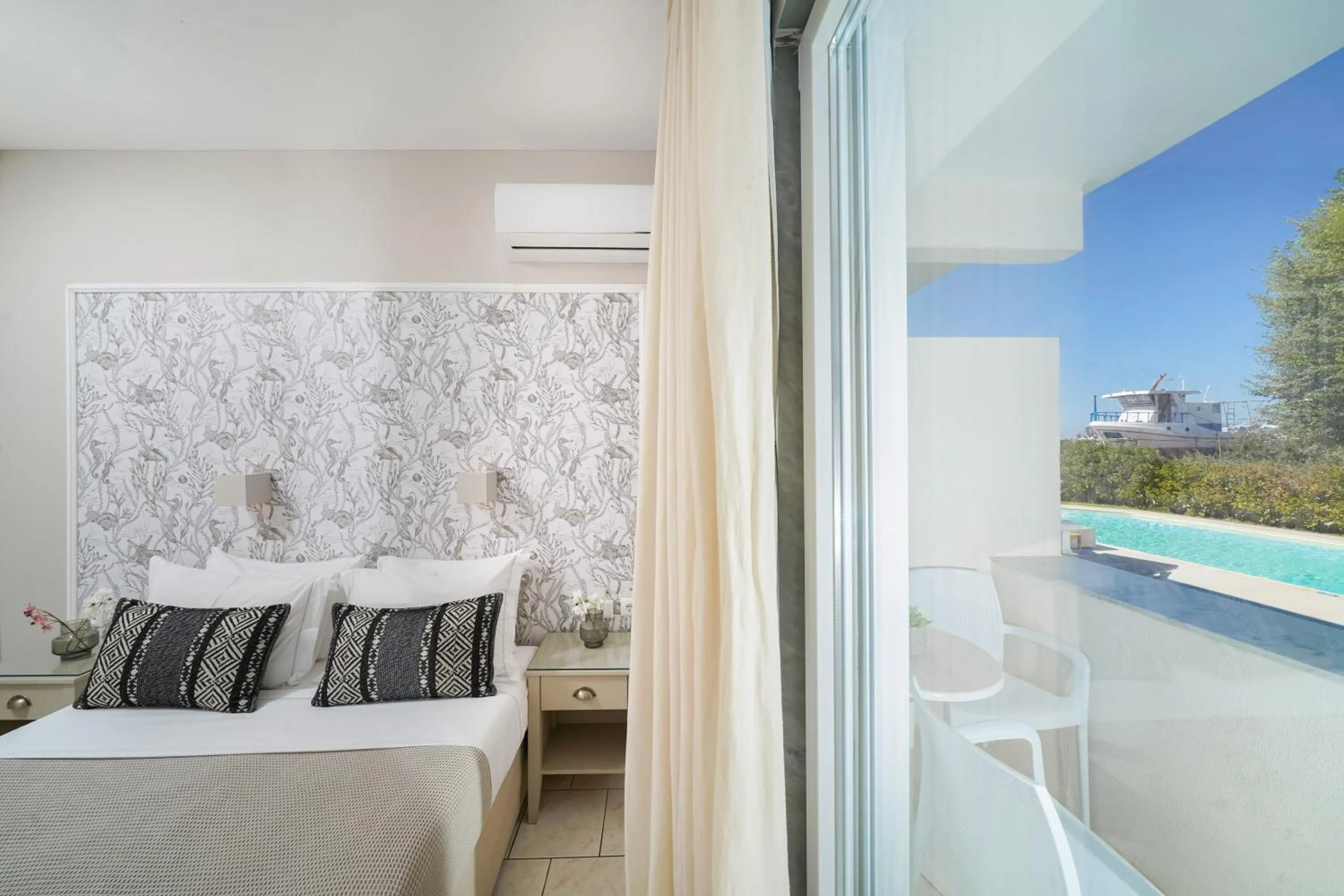 View (from property/room), Bed in Elektra Comfort Hotel by Del Mare