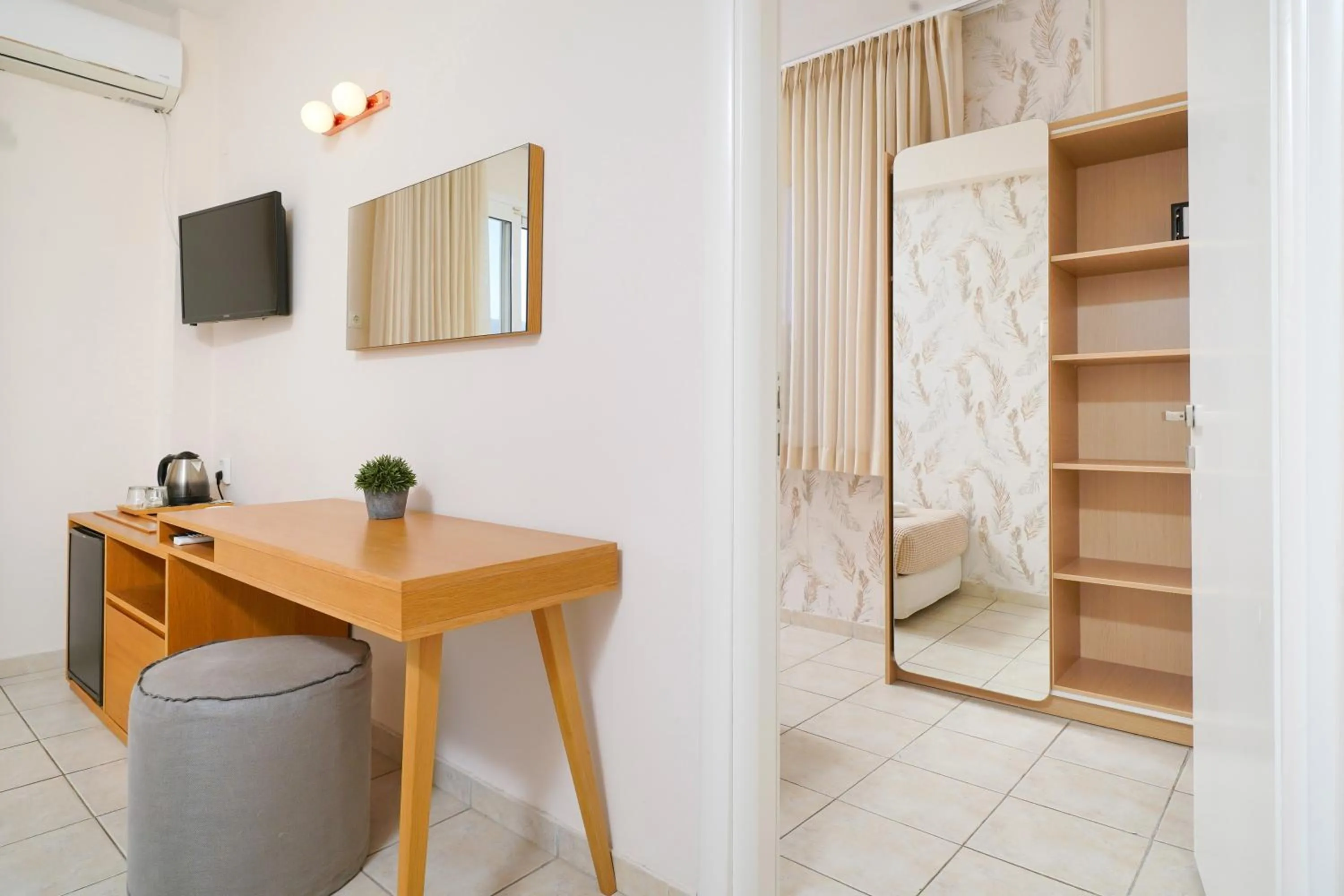 TV and multimedia in Elektra Comfort Hotel by Del Mare