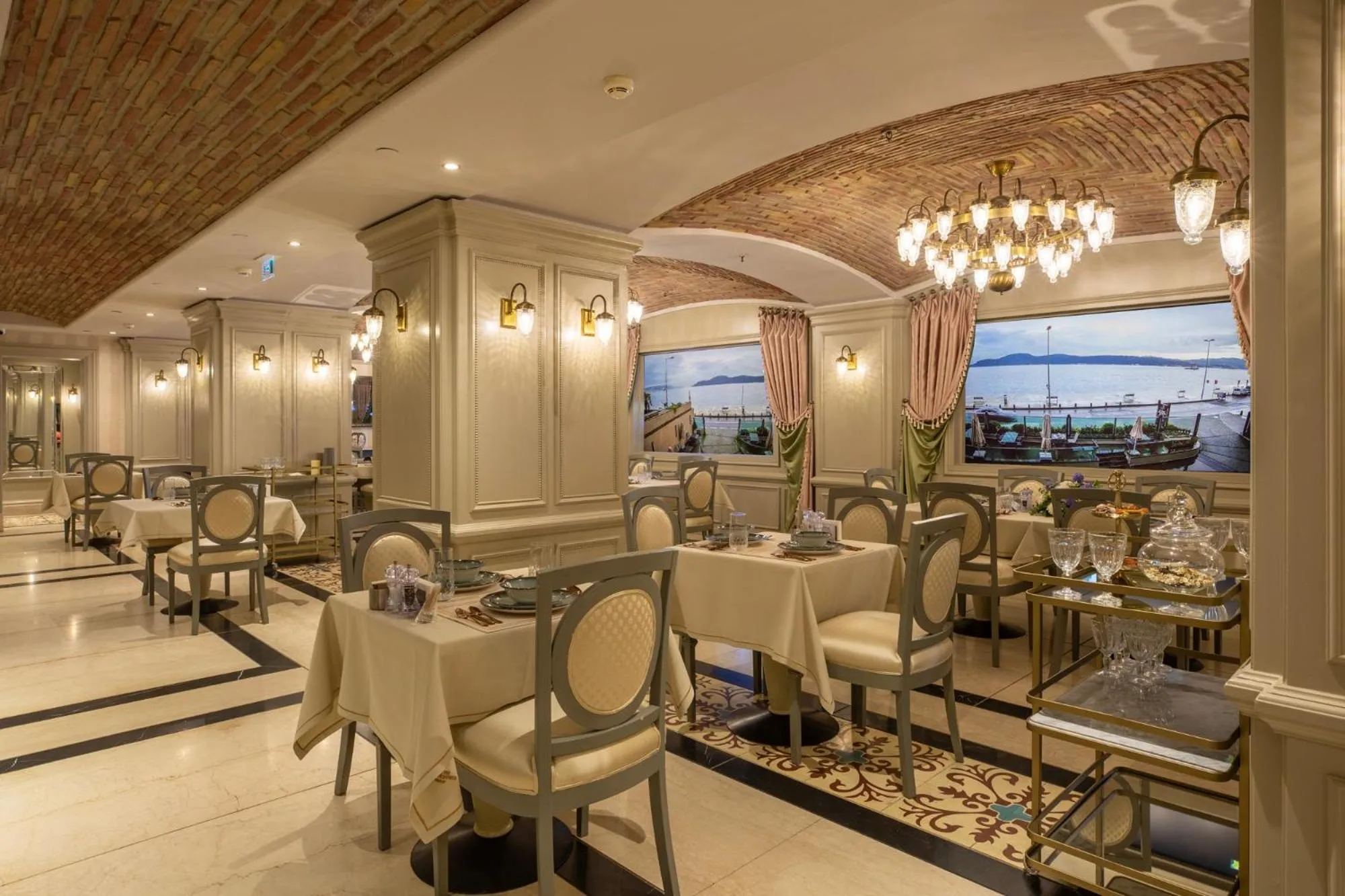 Restaurant/places to eat in MFB Tarabya Hotel