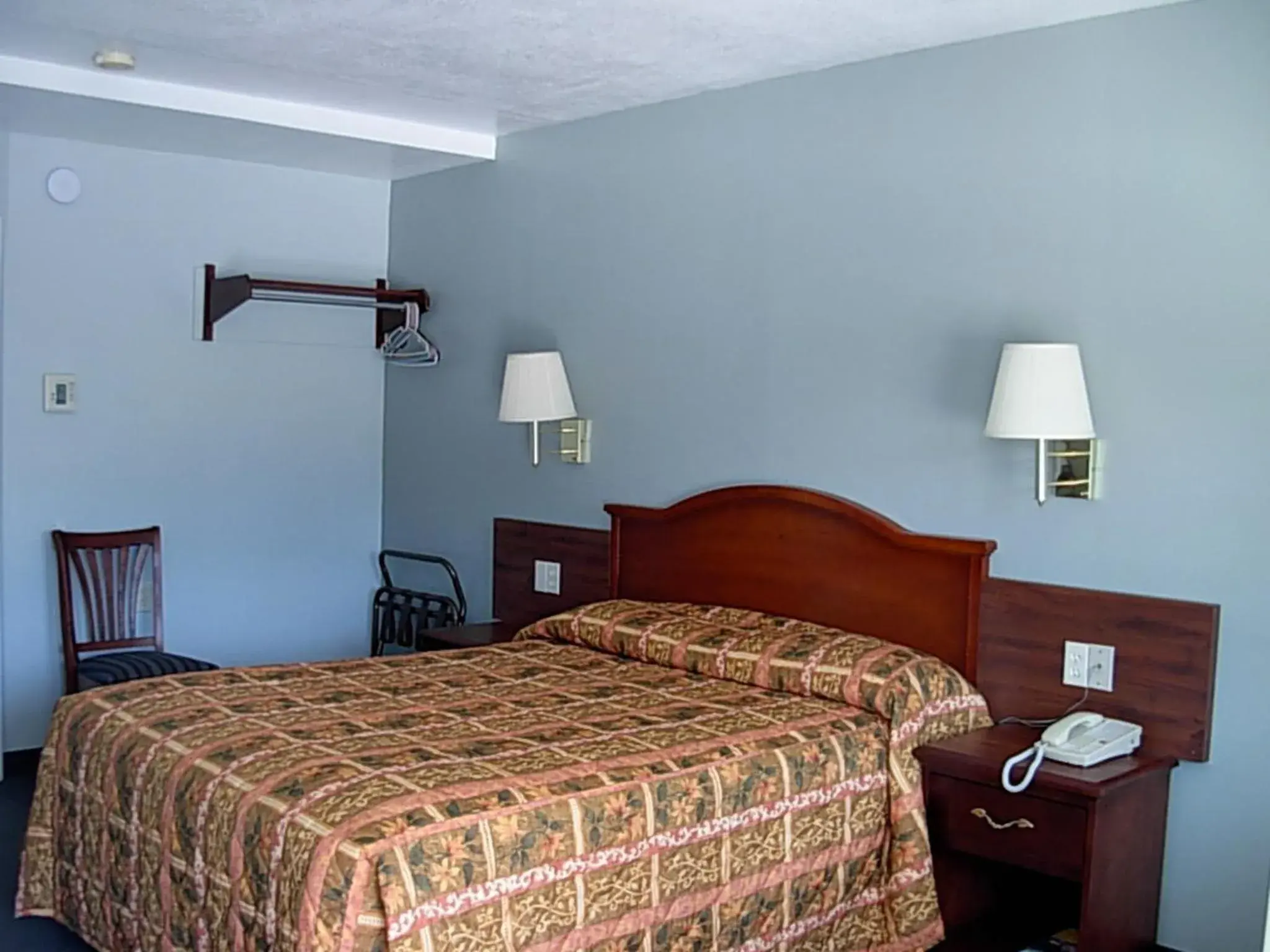 Queen Room - single occupancy - Non-Smoking in Economy Inn Queen Room - single occupancy - Non-Smoking in Economy Inn