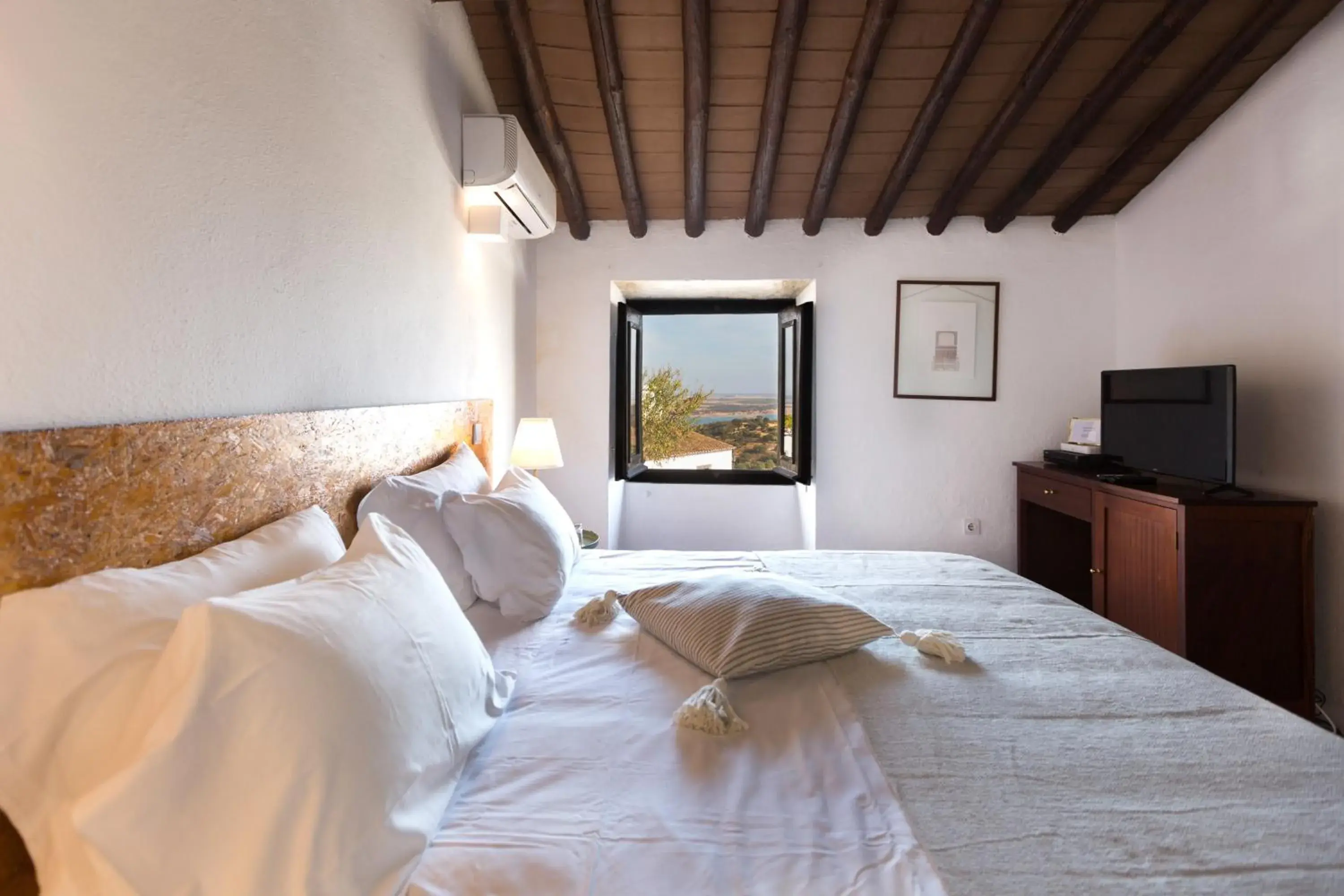 Double Room with Lake View in Estalagem de Monsaraz Double Room with Lake View in Estalagem de Monsaraz