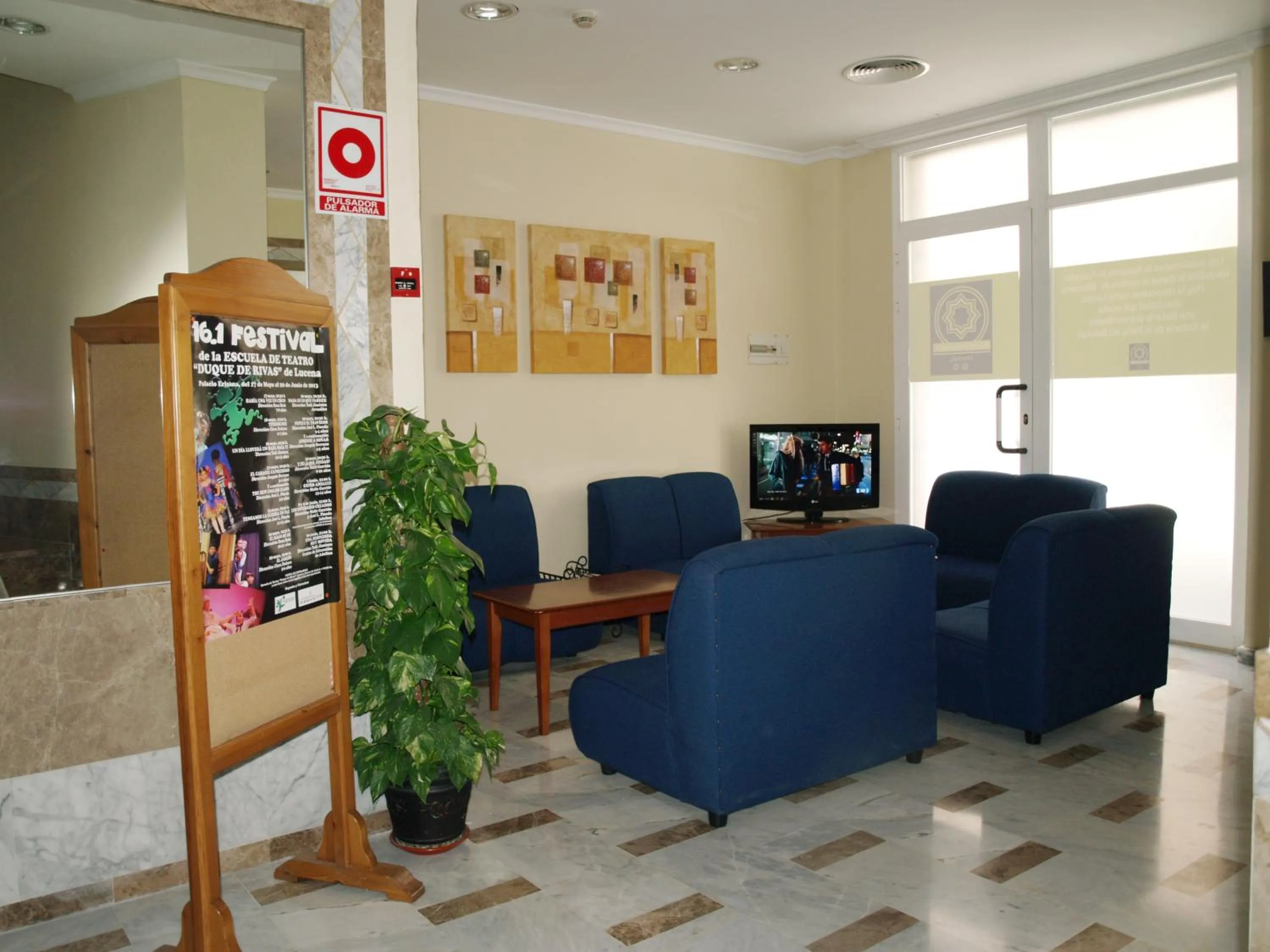 Communal lounge/ TV room in Hotel Al-Yussana