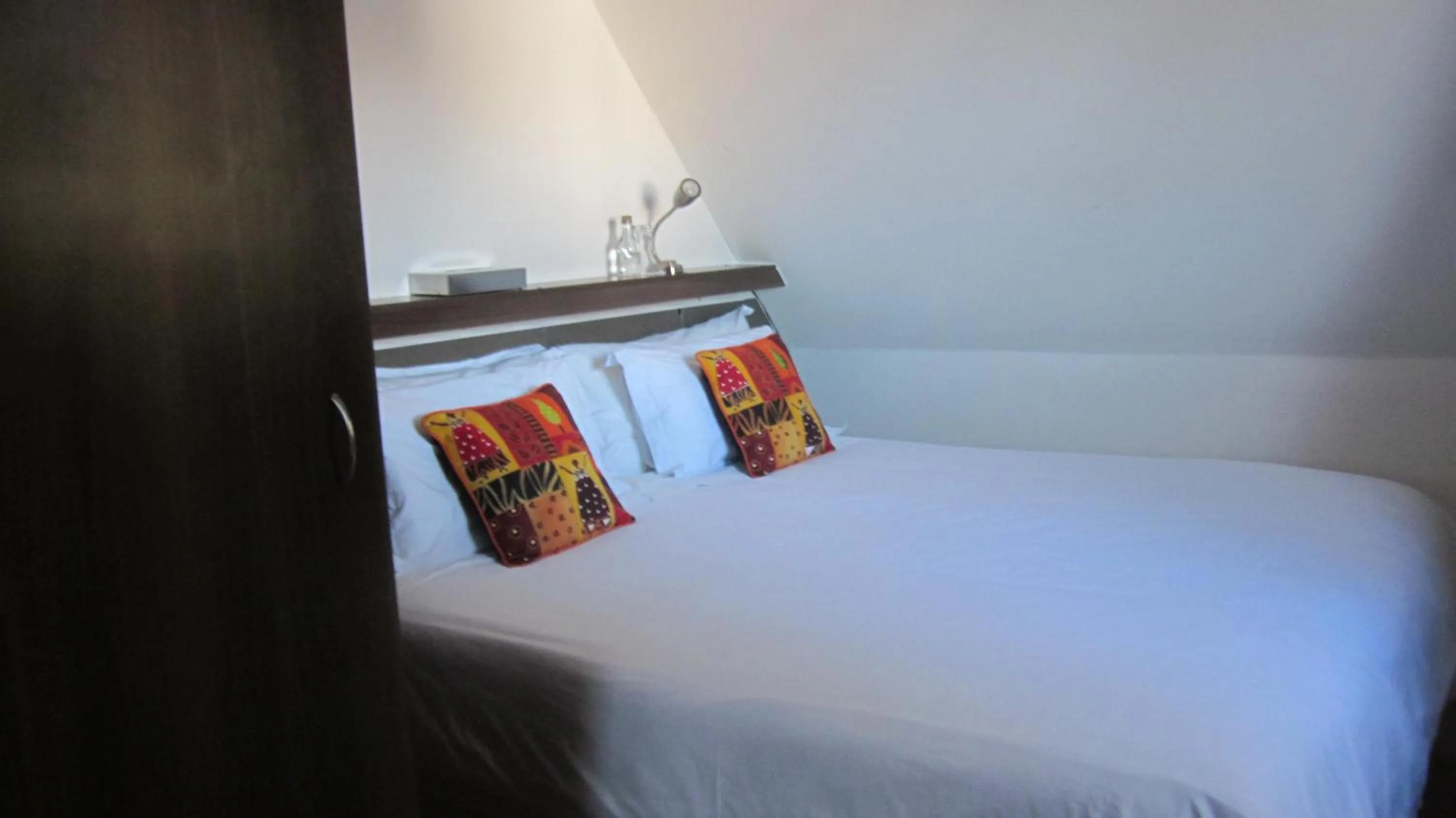 Photo of the whole room, Bed in Cotswold House Residence