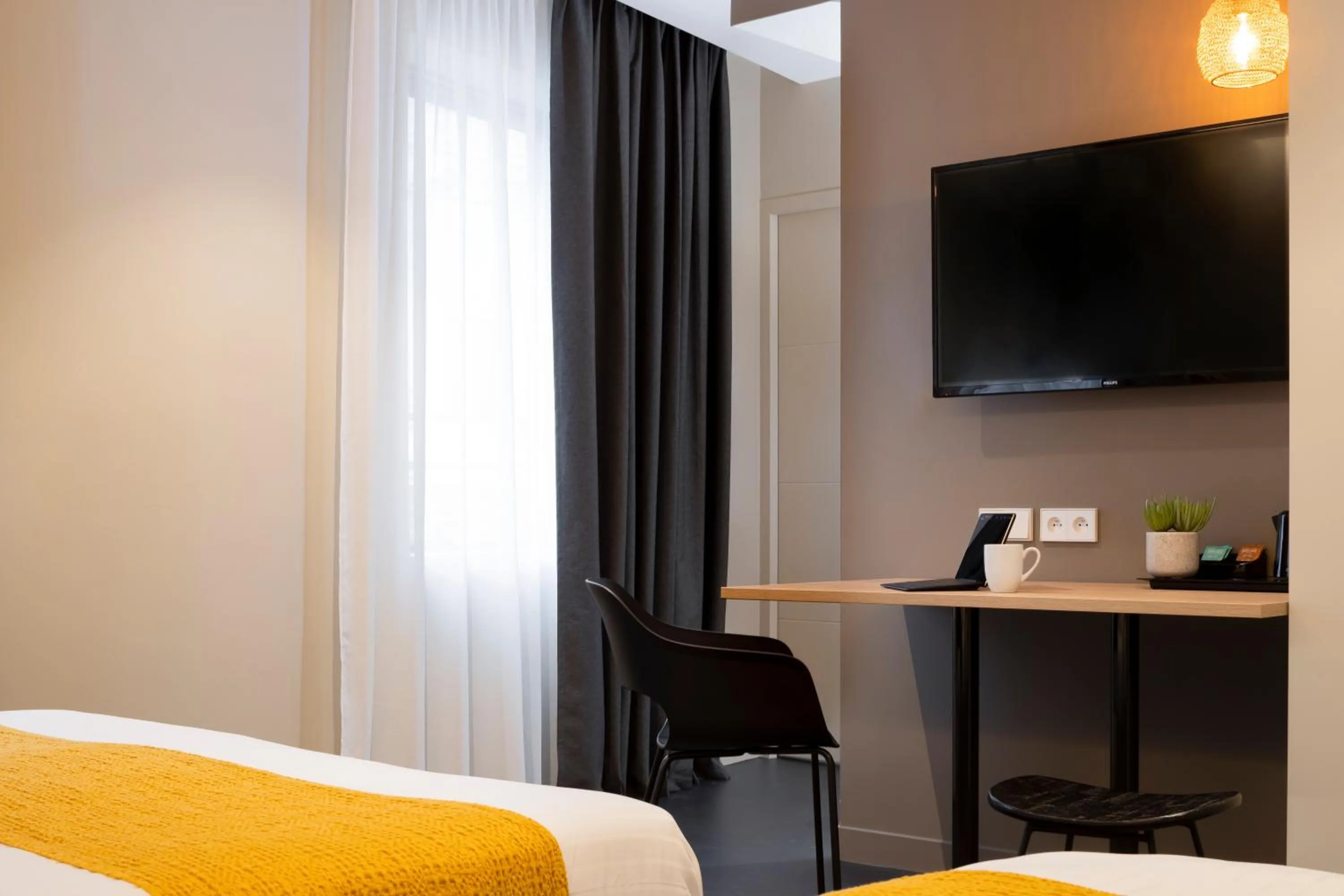 TV and multimedia, Bed in Aparthotel 37 Lodge Courbevoie Paris La Défense