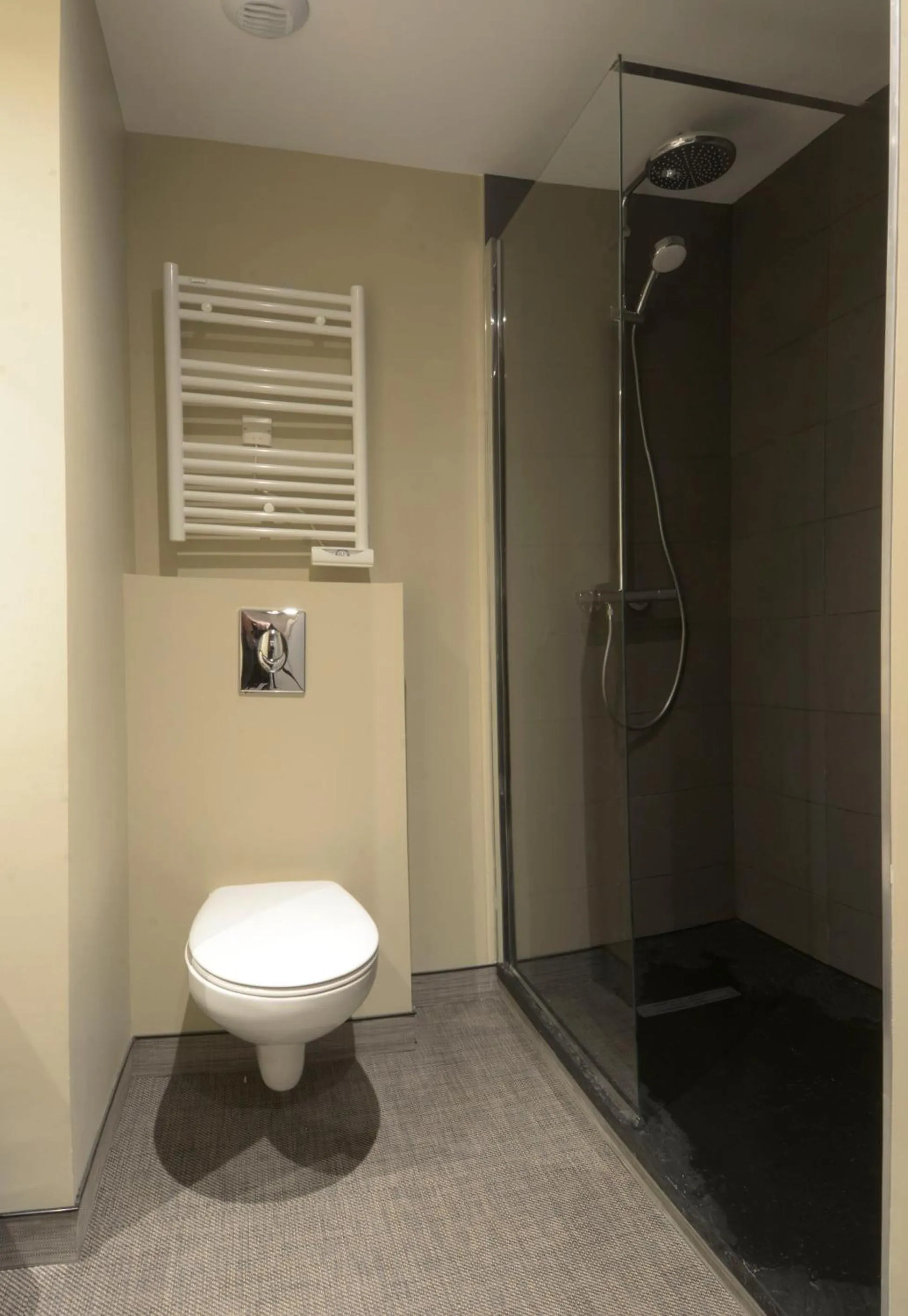 Toilet in Aparthotel 37 Lodge Courbevoie Paris La Défense