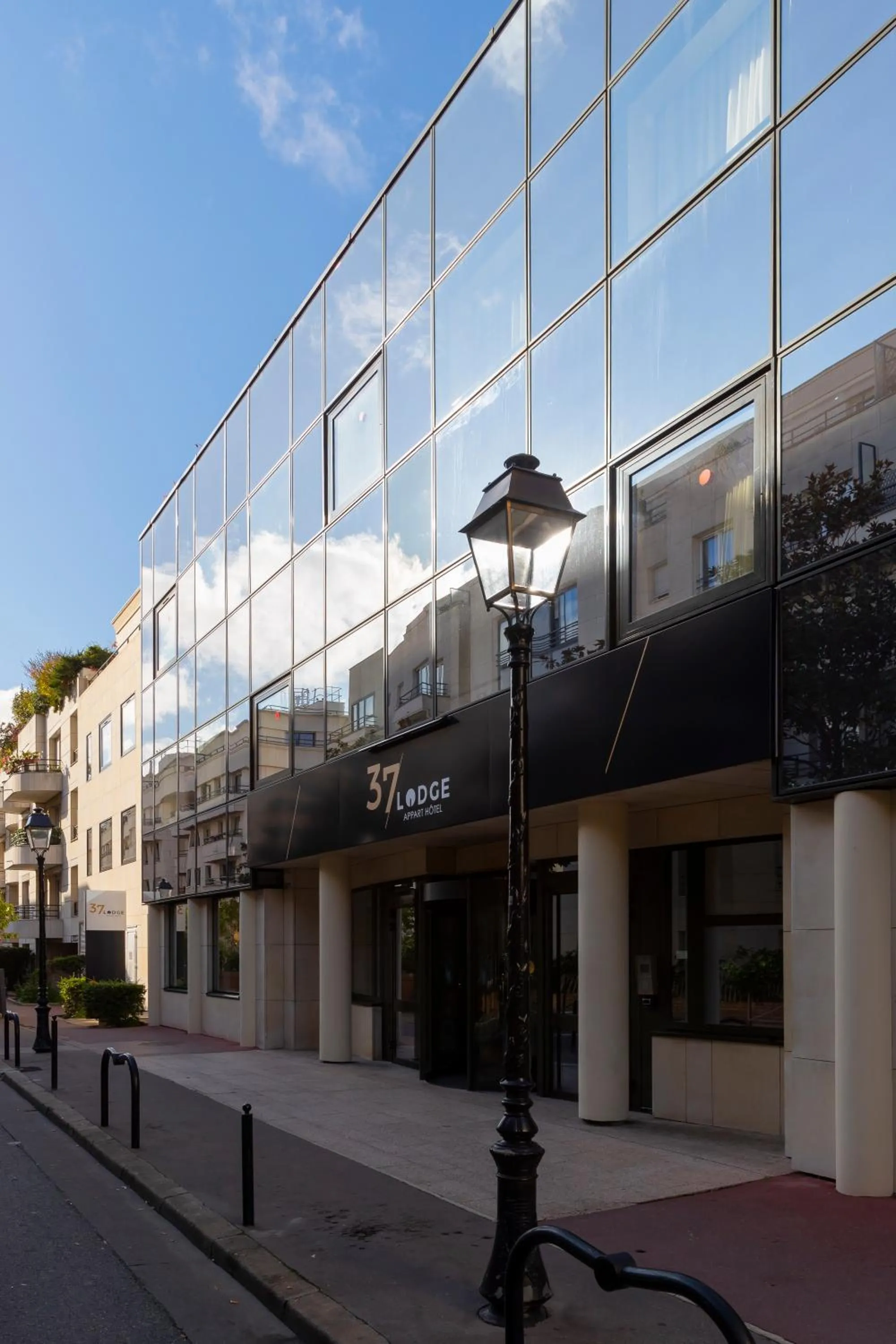Property building in Aparthotel 37 Lodge Courbevoie Paris La Défense
