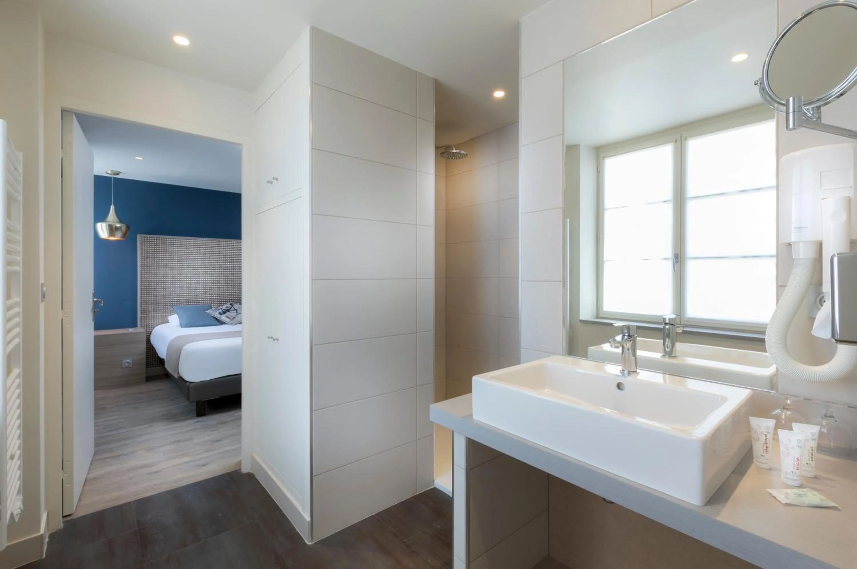 Photo of the whole room, Bed in Residence The Originals Demeure des Remparts