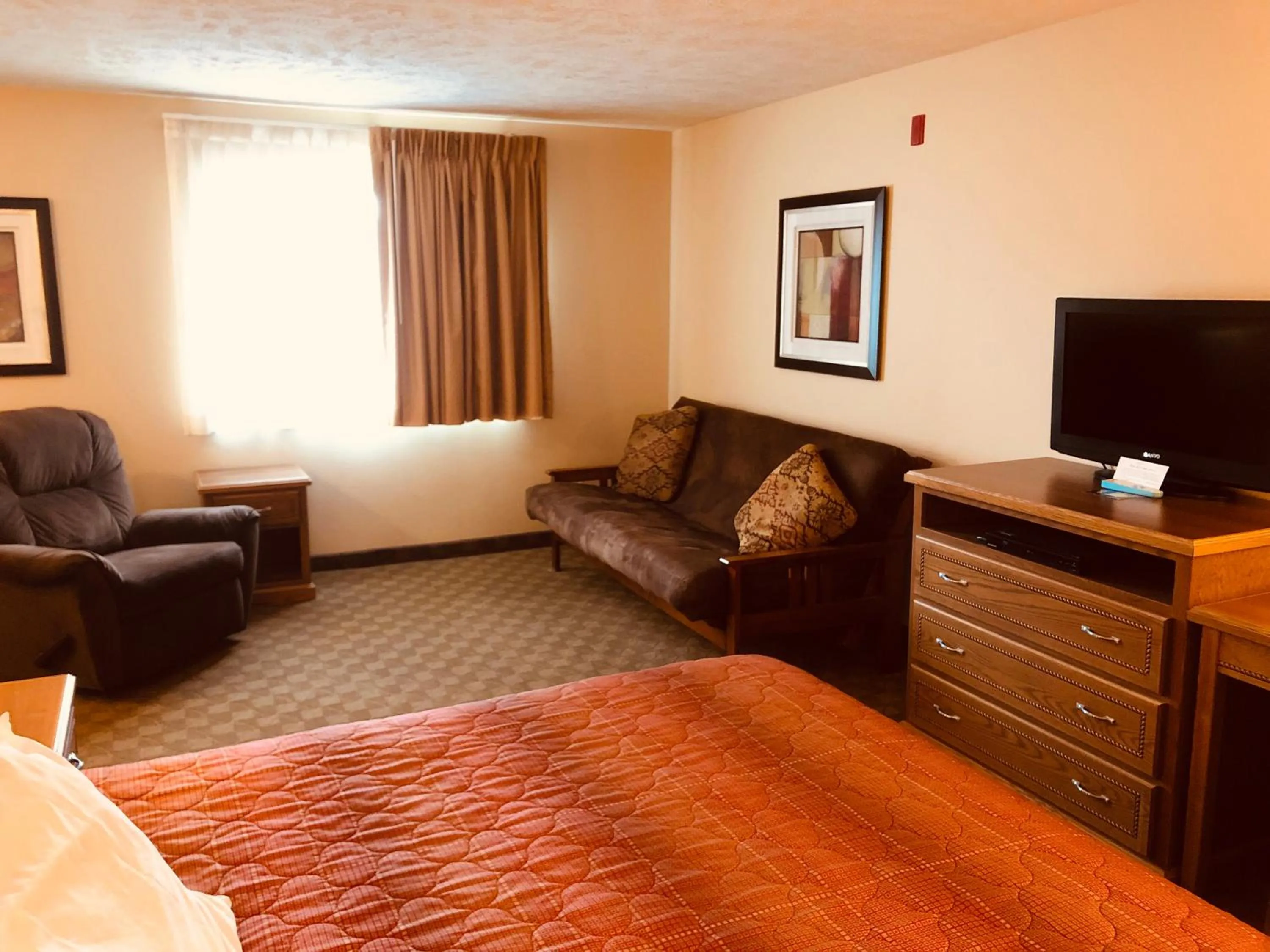 Bed in Shenandoah Inn & Suites