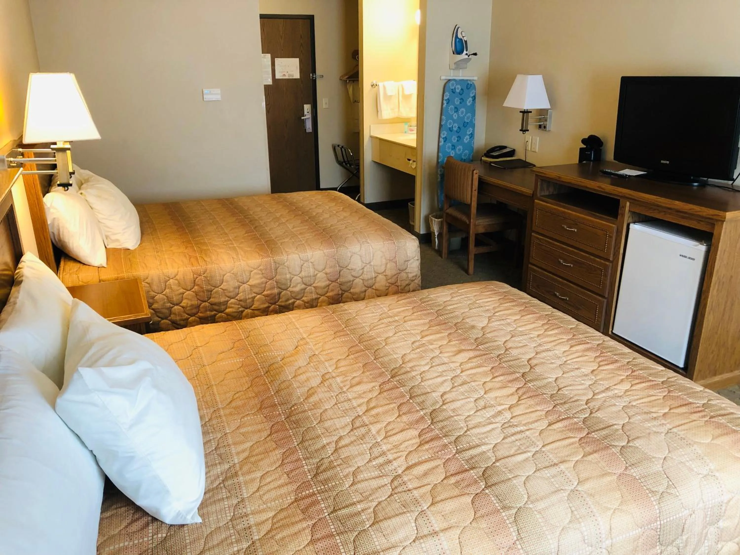 Bed in Shenandoah Inn & Suites