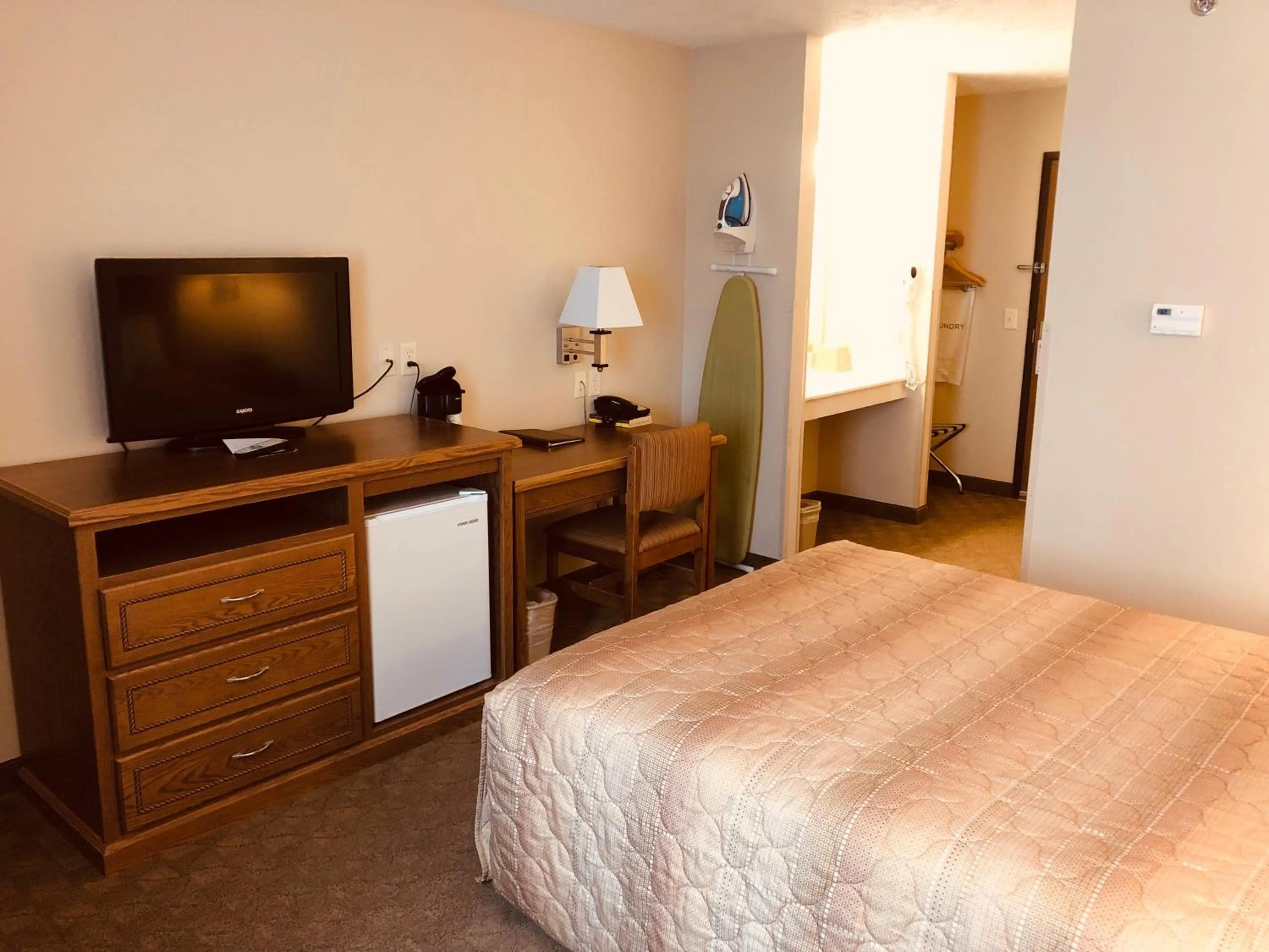 Bed in Shenandoah Inn & Suites