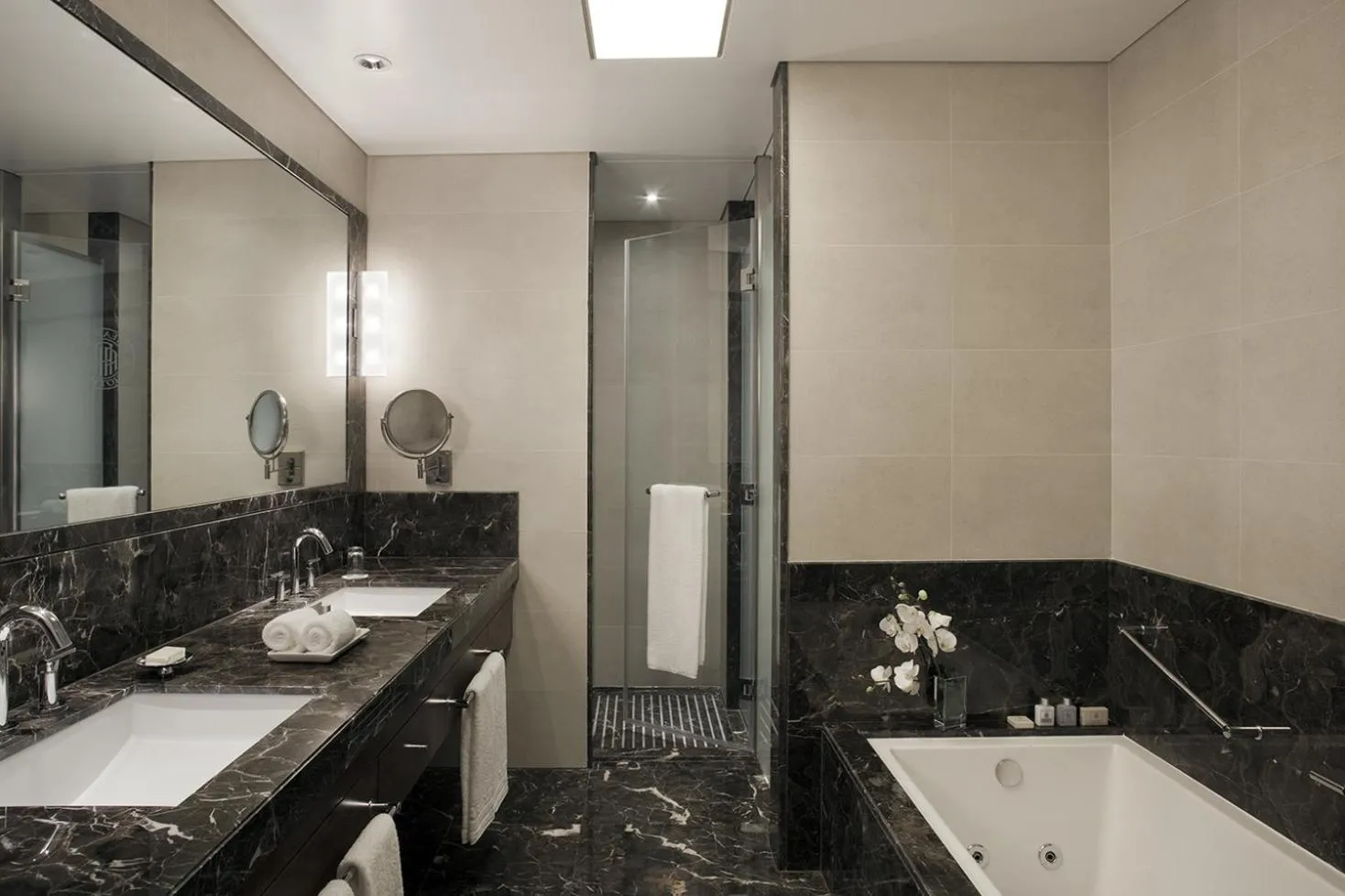 Hot Tub in Alvear Art Hotel