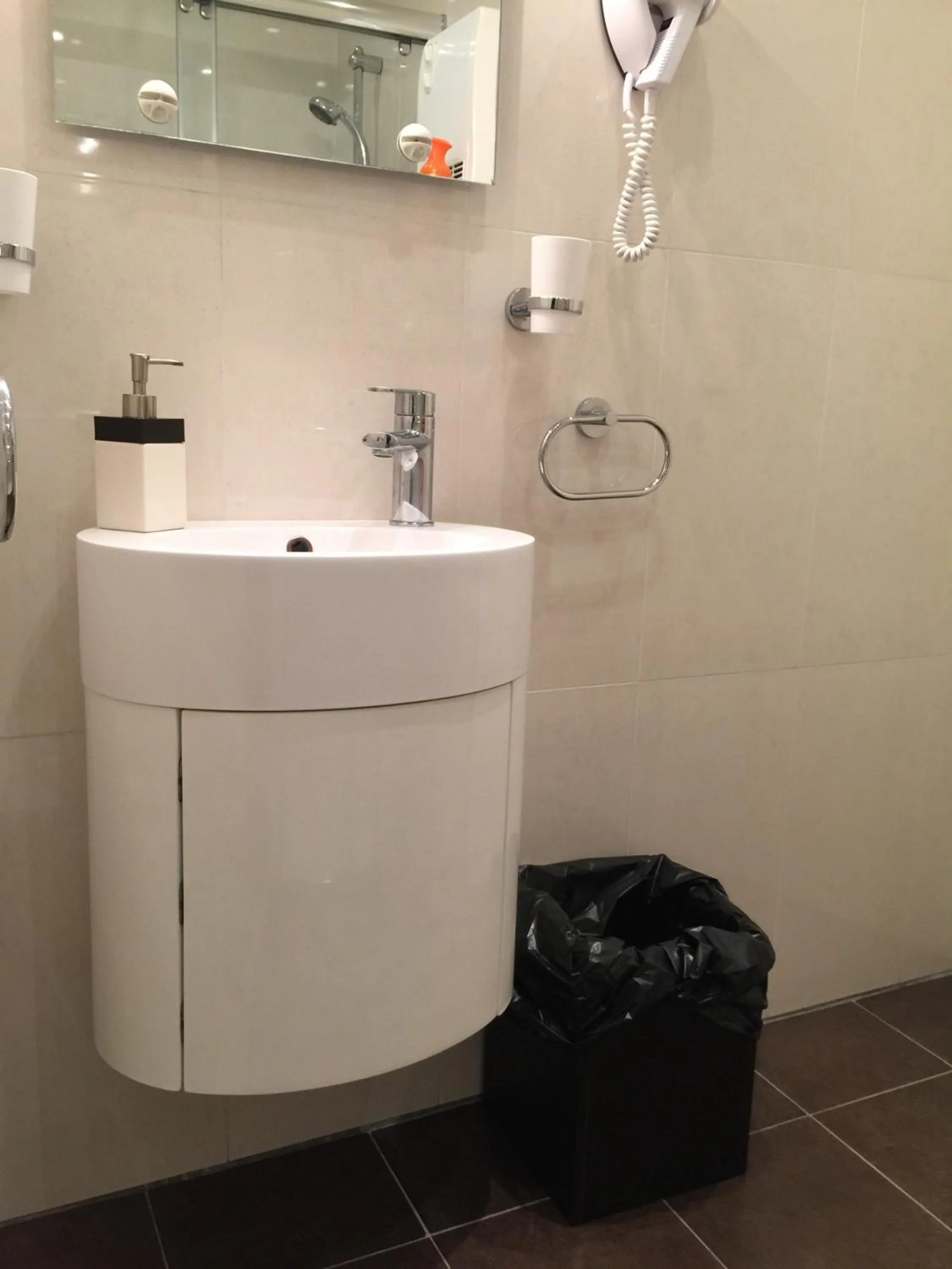 Bathroom in L'oasis-LES ISSAMBRES