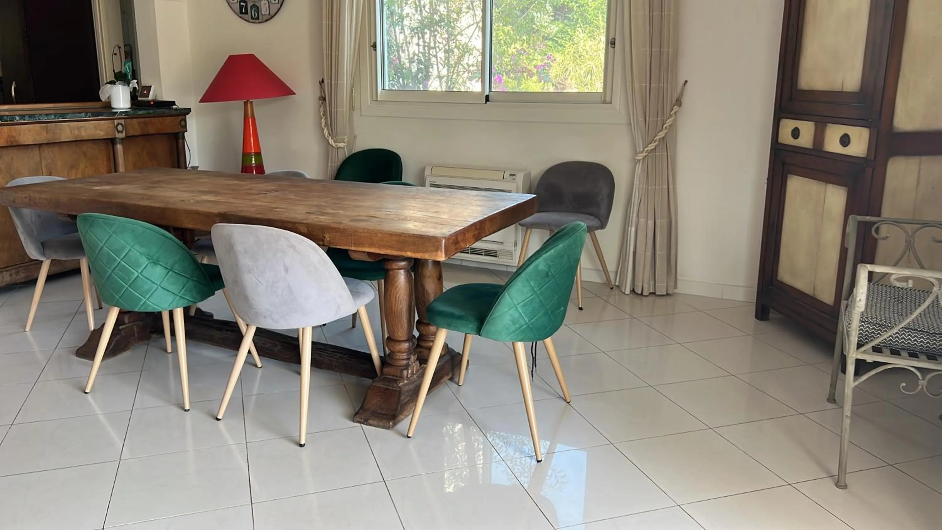 Living room in L'oasis-LES ISSAMBRES