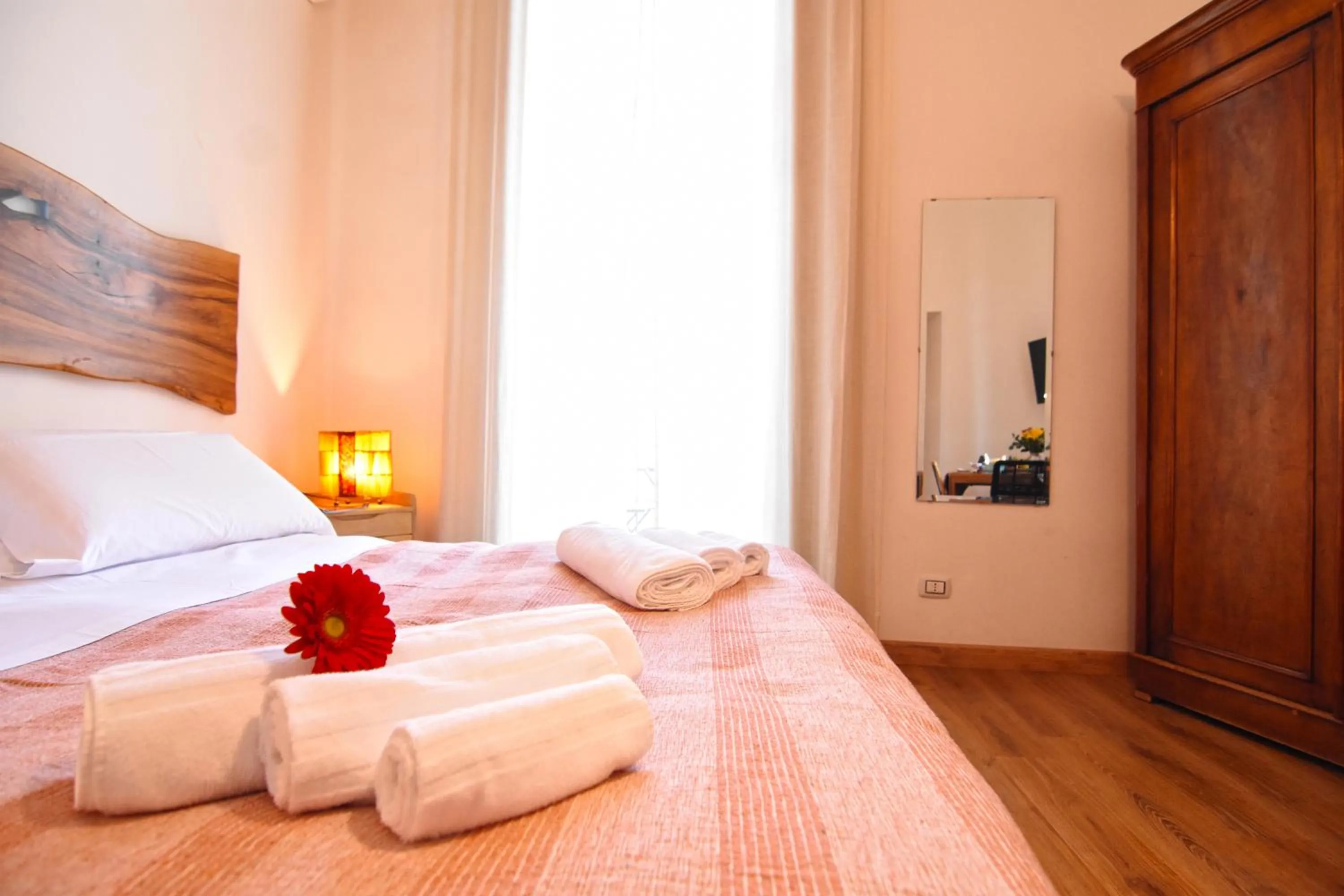 Photo of the whole room, Bed in Sunrise Luxury