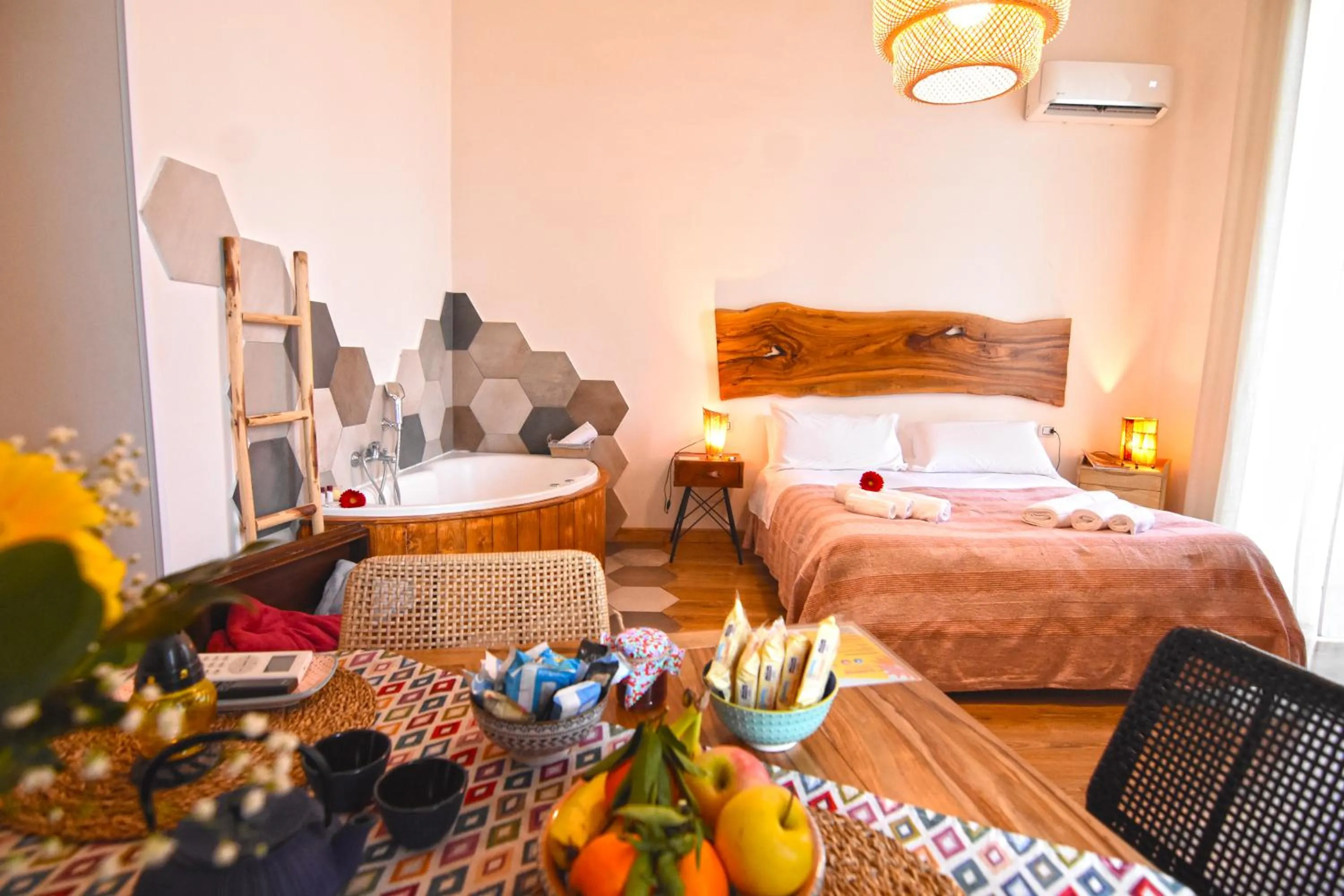 Photo of the whole room, Bed in Sunrise Luxury