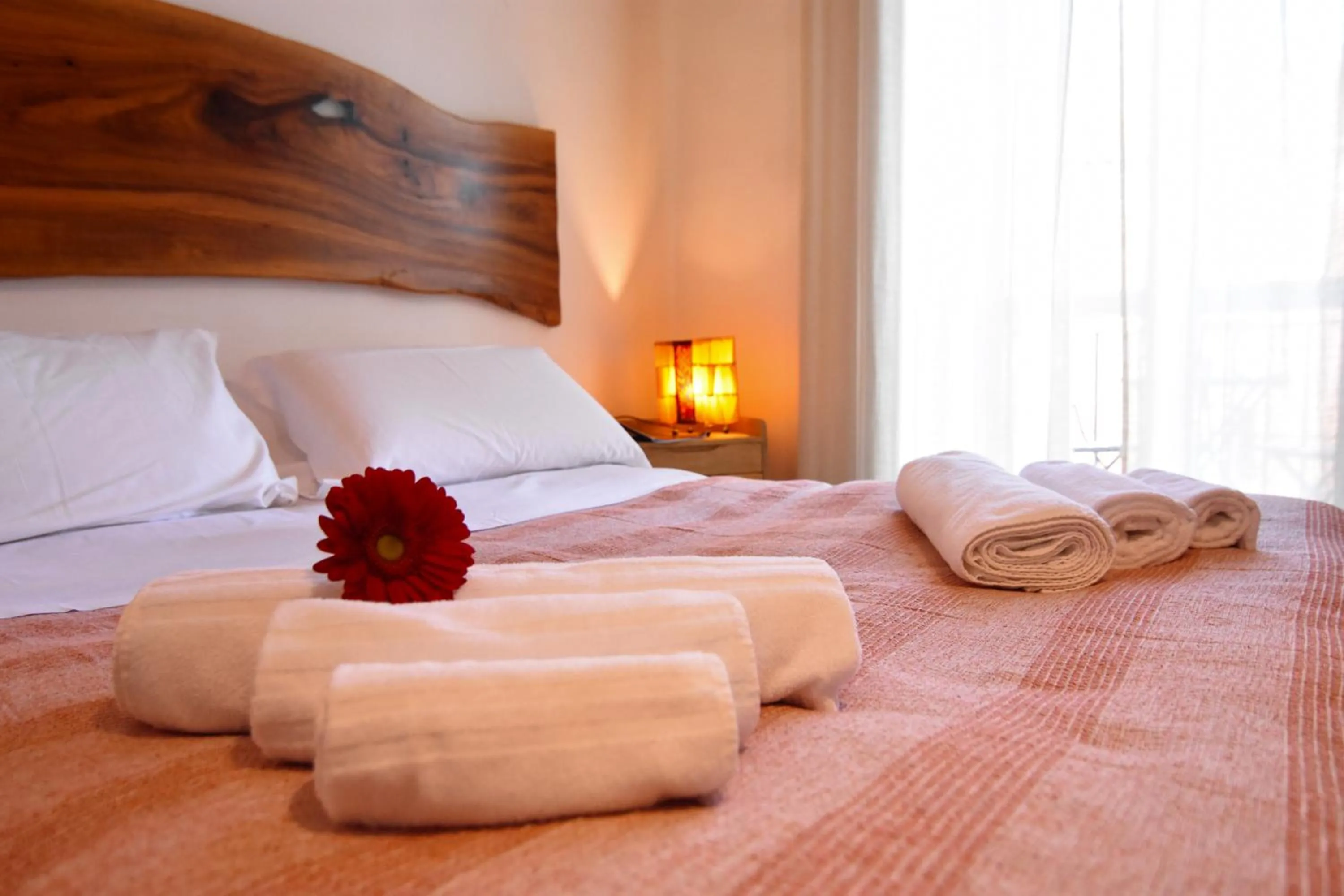 Photo of the whole room, Bed in Sunrise Luxury