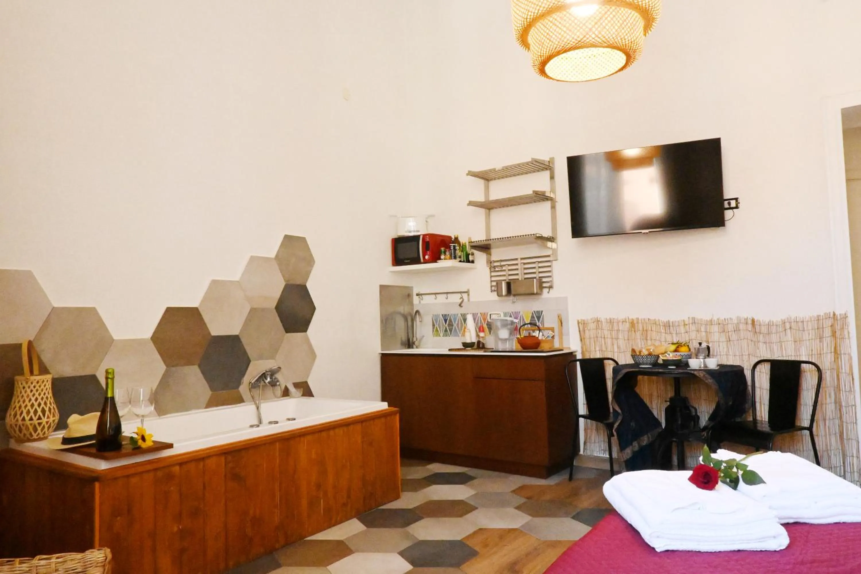 Coffee/tea facilities in Sunrise Luxury