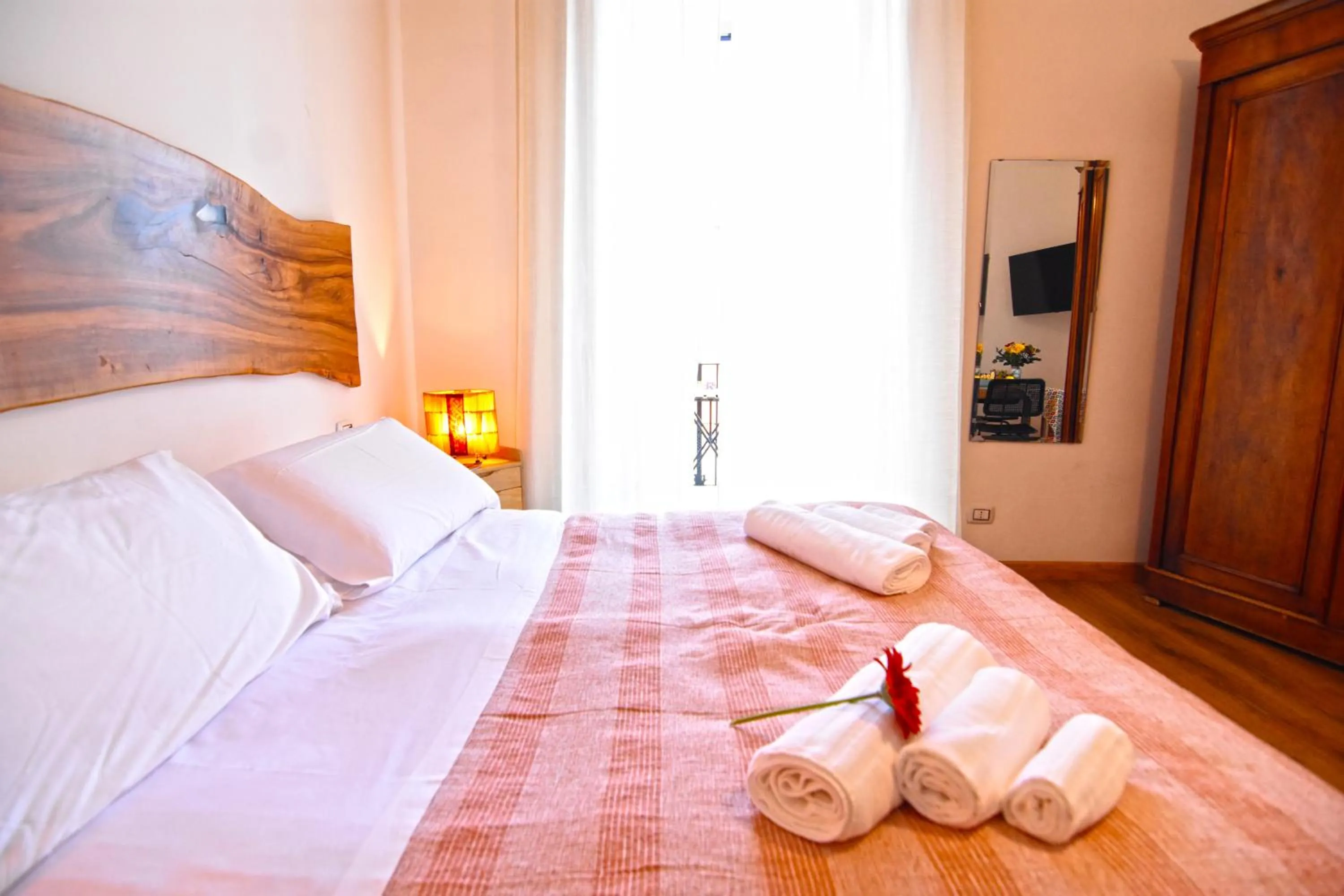 Photo of the whole room, Bed in Sunrise Luxury