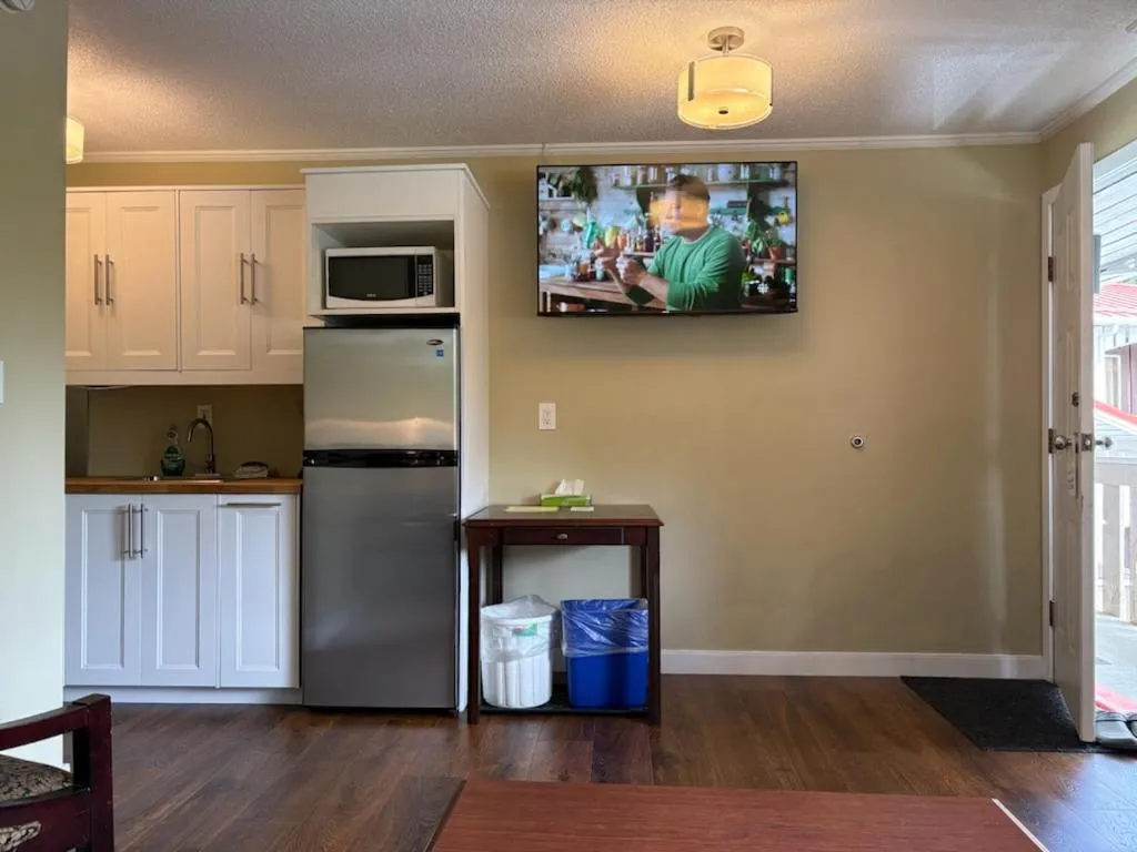 Pioneer Inn by the River