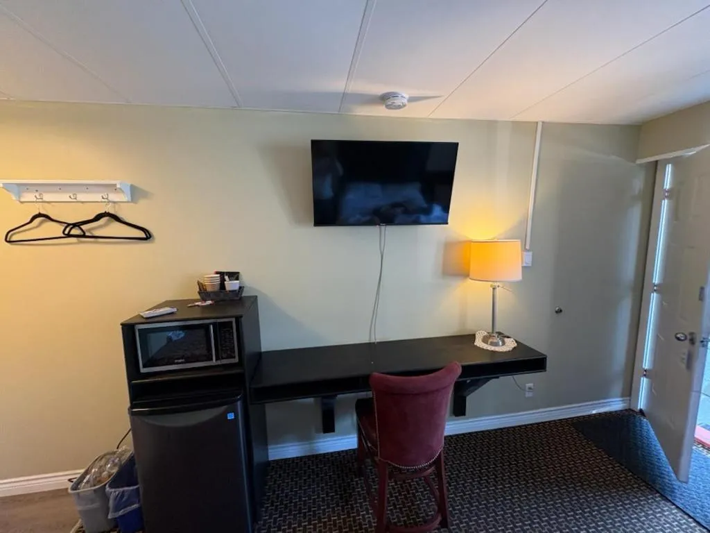 Pioneer Inn by the River