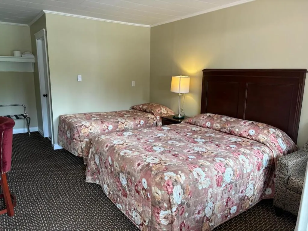 Bed in Pioneer Inn by the River