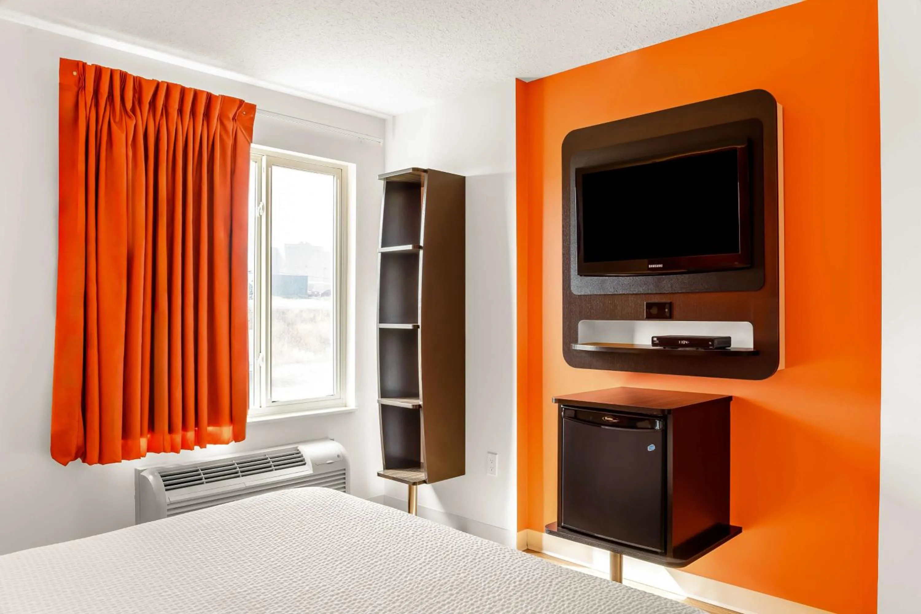 Bedroom, Bed in Motel 6-Swift Current, SK