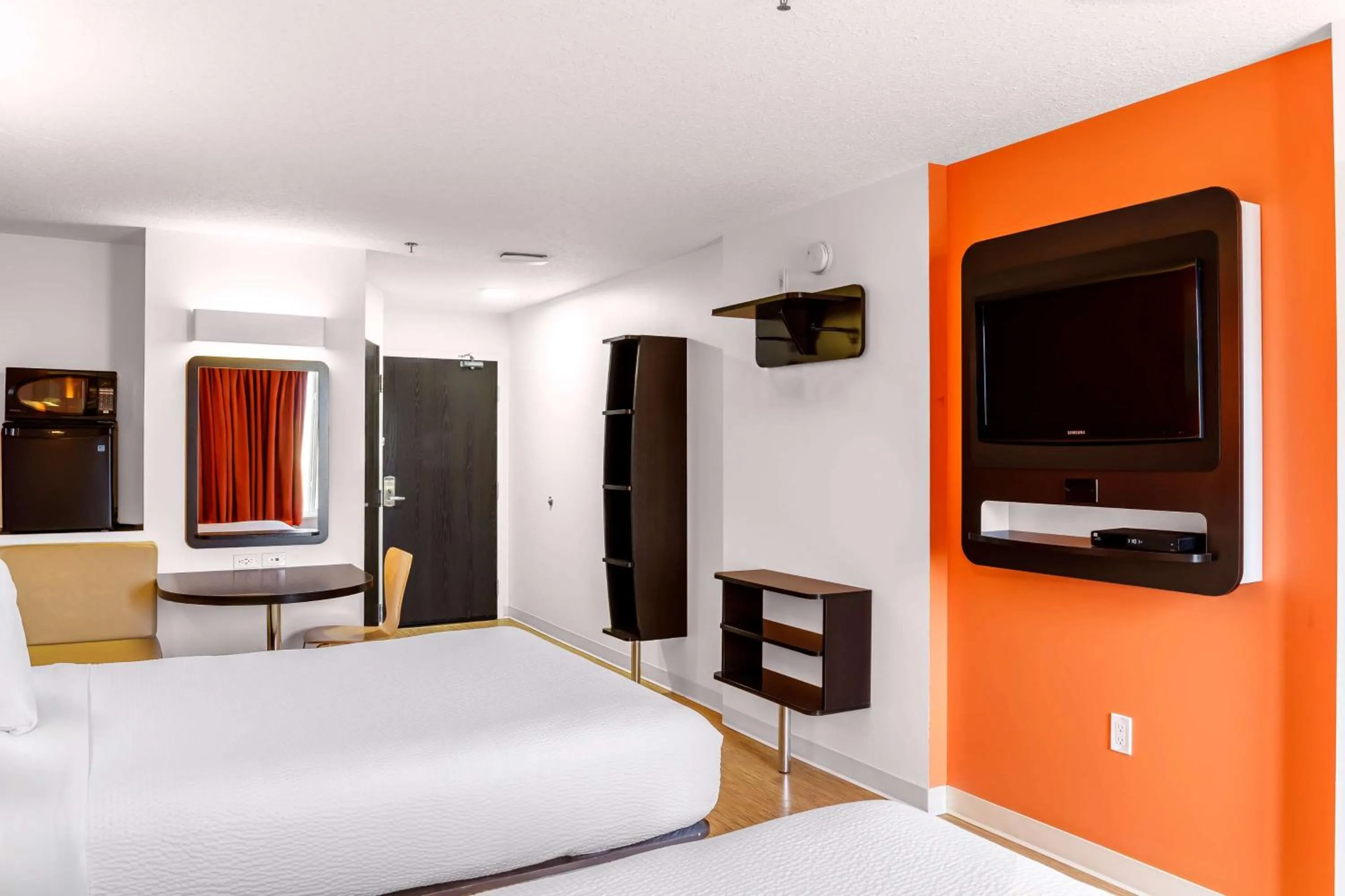 Bedroom, Bed in Motel 6-Swift Current, SK