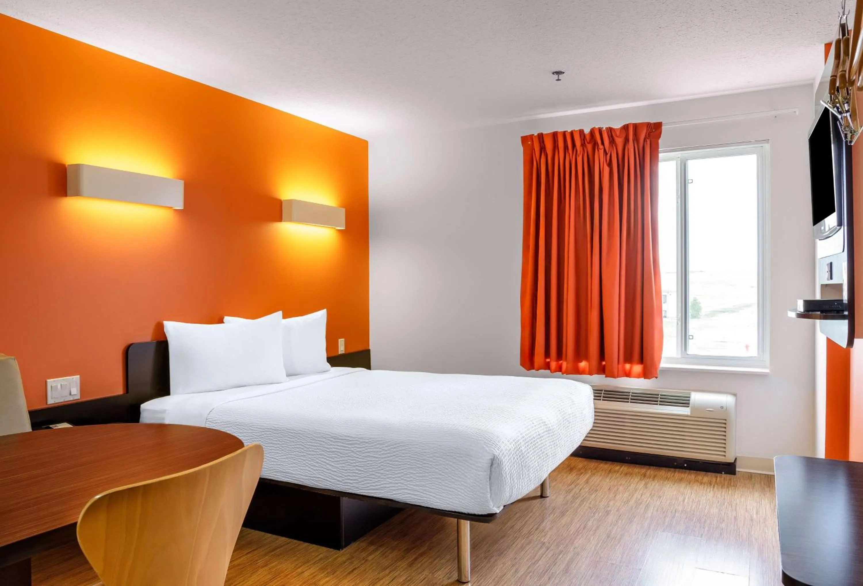 Bedroom, Bed in Motel 6-Swift Current, SK