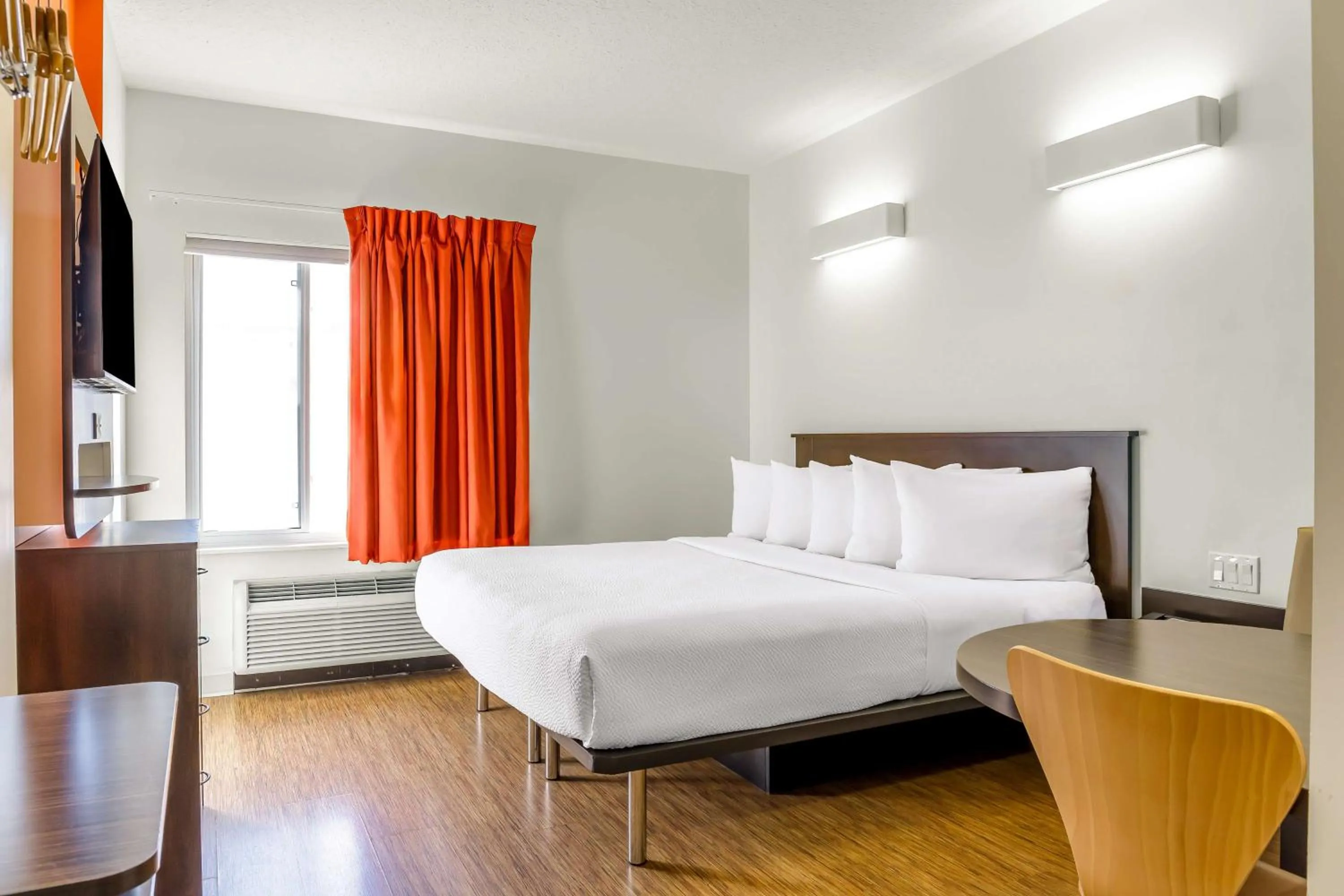 Bedroom, Bed in Motel 6-Swift Current, SK