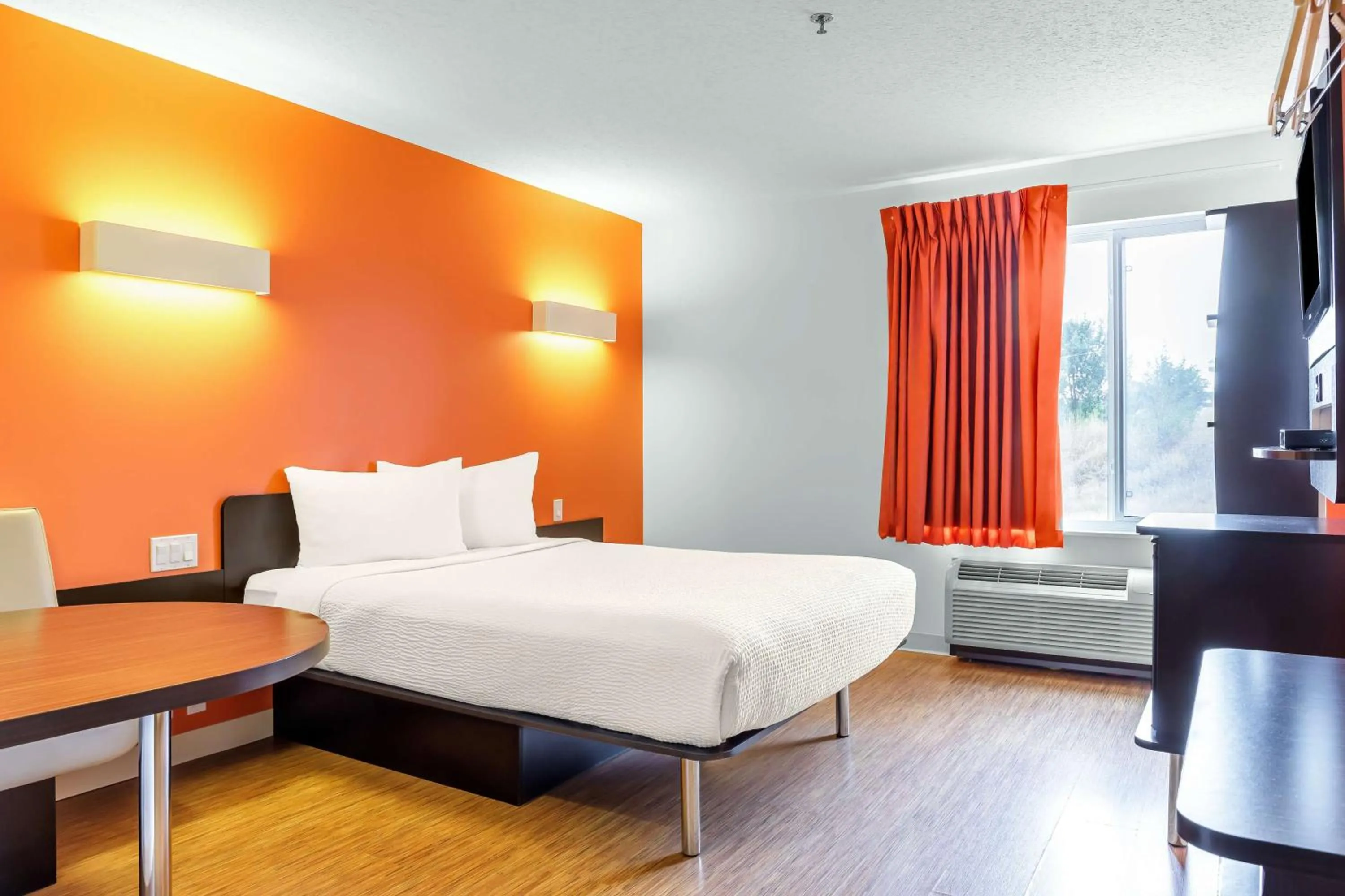 Bedroom, Bed in Motel 6-Swift Current, SK