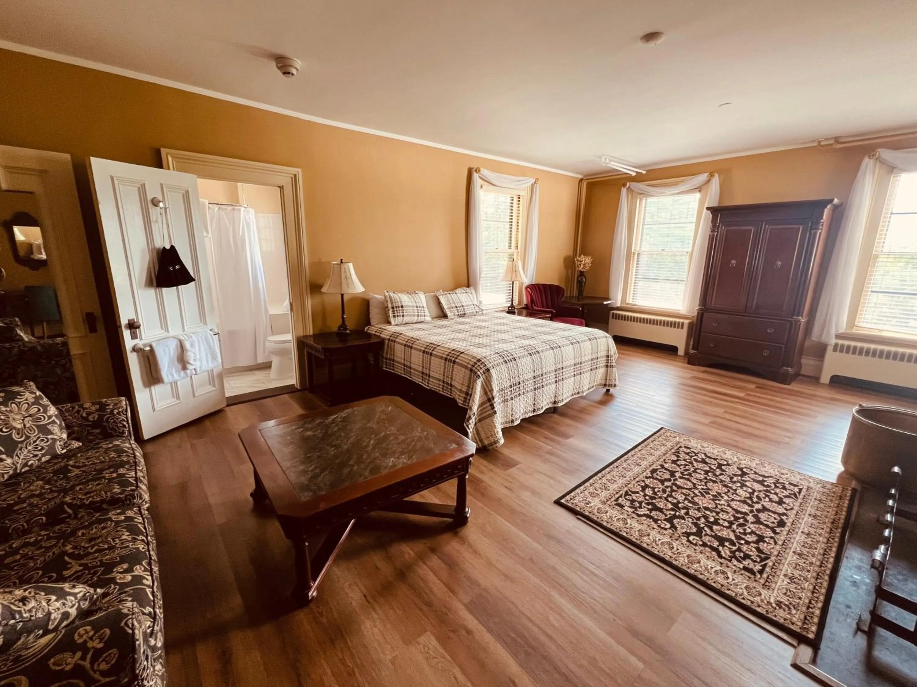 Bed in Stonehurst Manor Breakfast & Dinner Included