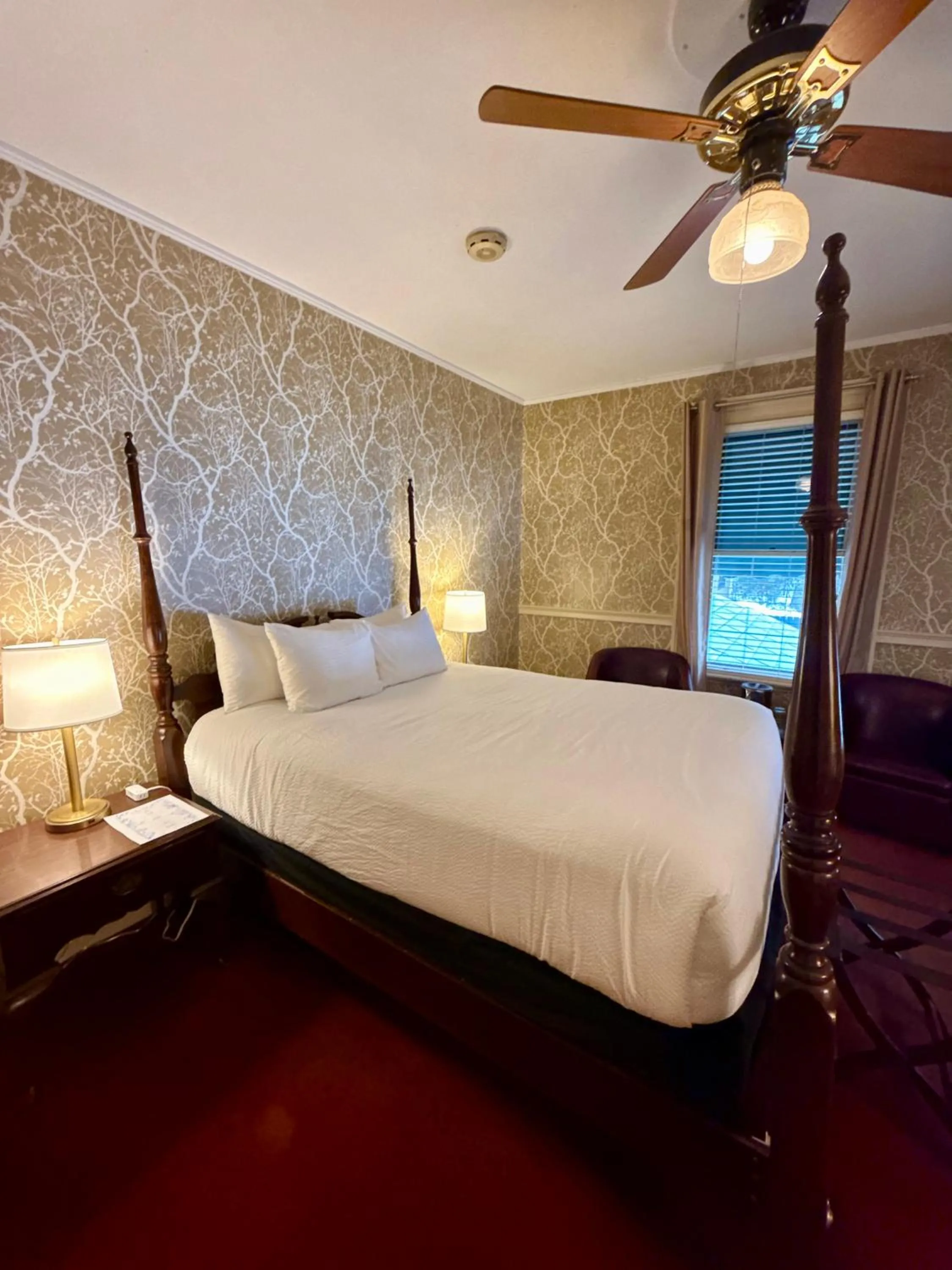 Bed in Stonehurst Manor Breakfast & Dinner Included