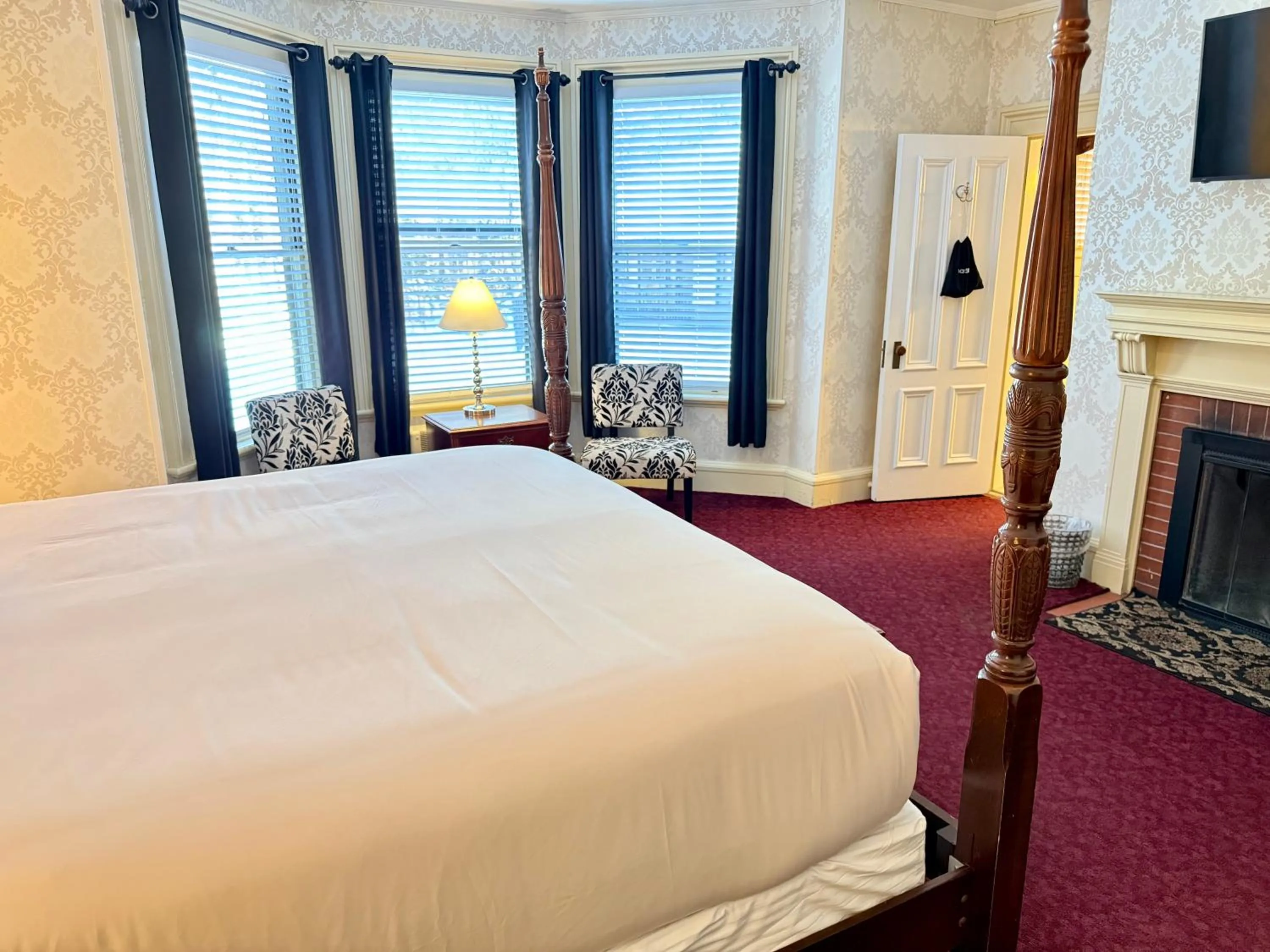 Bed in Stonehurst Manor Breakfast & Dinner Included