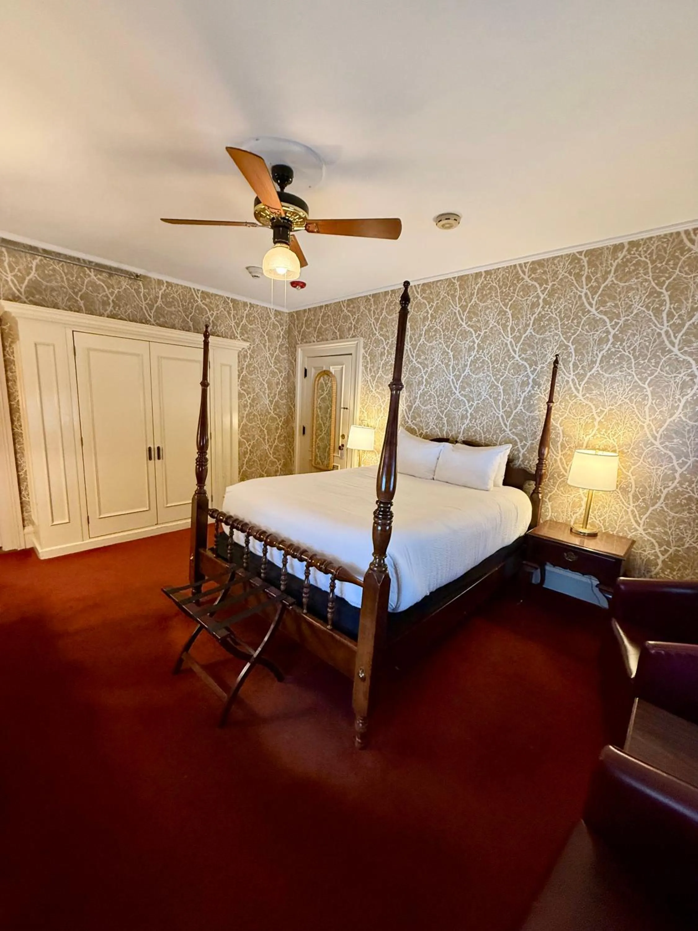 Bed in Stonehurst Manor Breakfast & Dinner Included