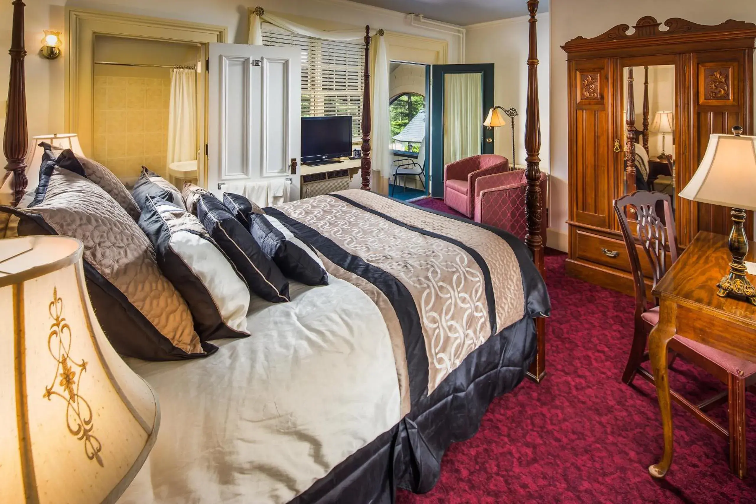 Queen Room with Balcony in Stonehurst Manor Breakfast & Dinner Included Queen Room with Balcony in Stonehurst Manor Breakfast & Dinner Included