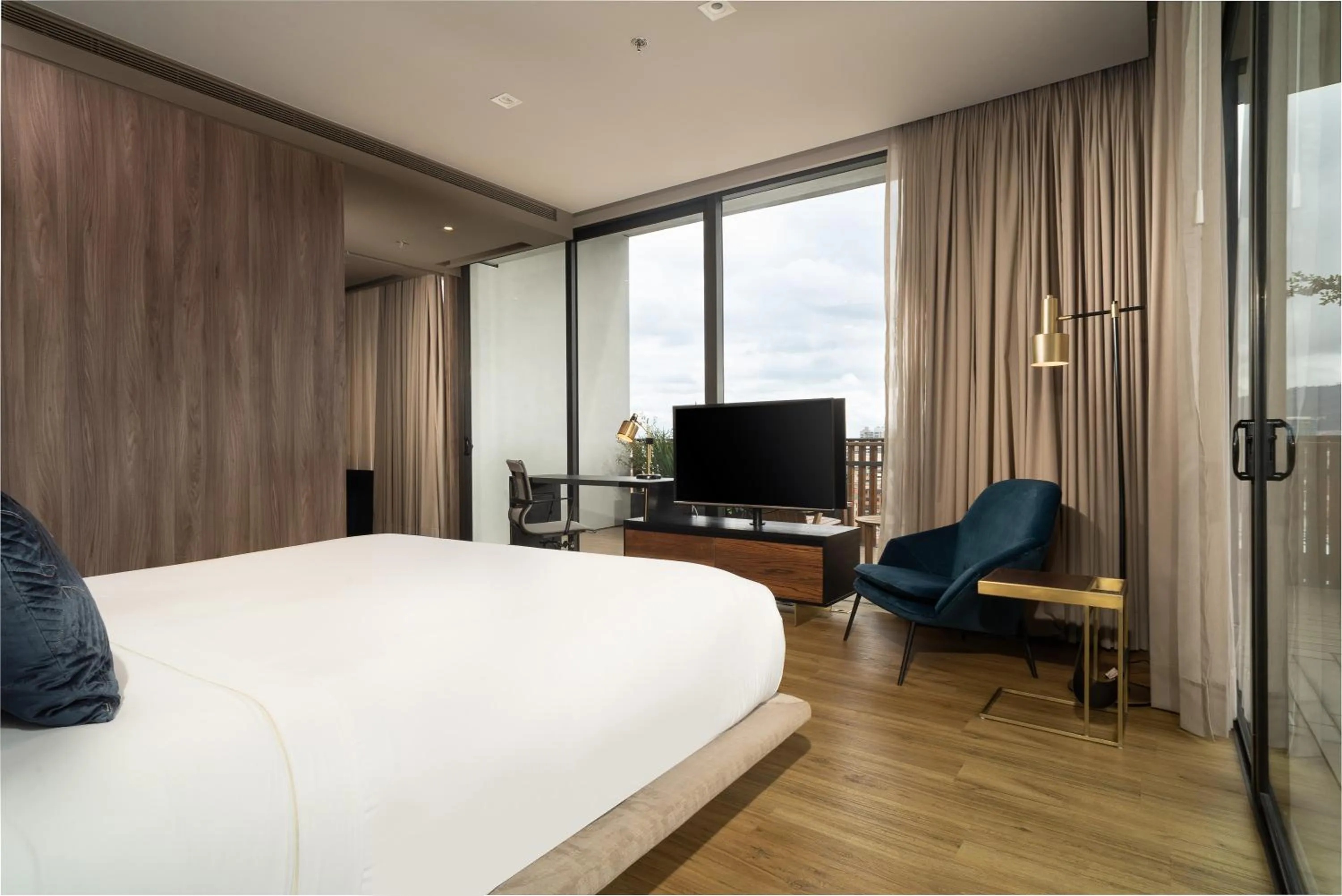 Communal lounge/ TV room, Bed in Salvio Parque 93 Bogota, Curio Collection by Hilton