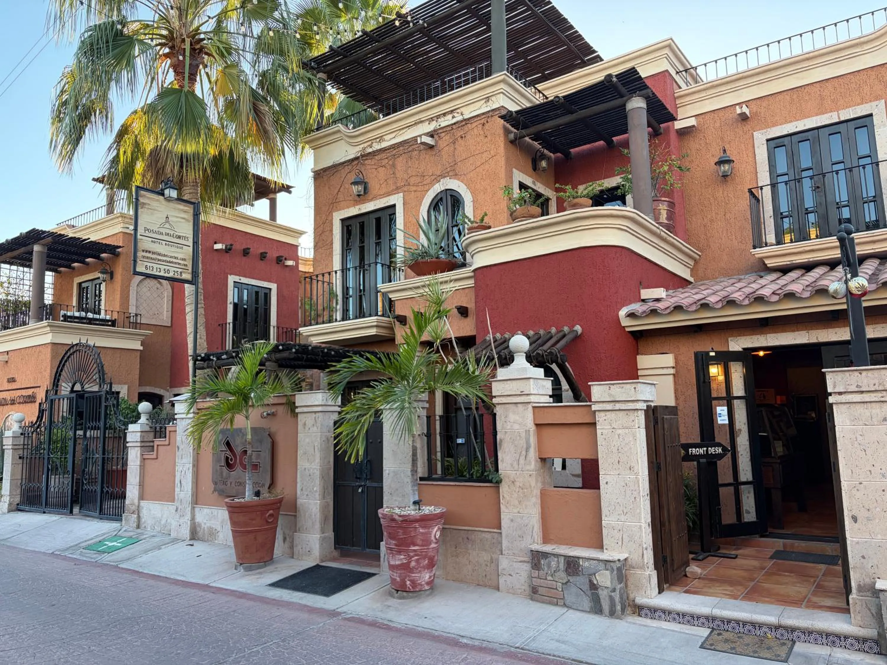 Facade/entrance in Posada del Cortes