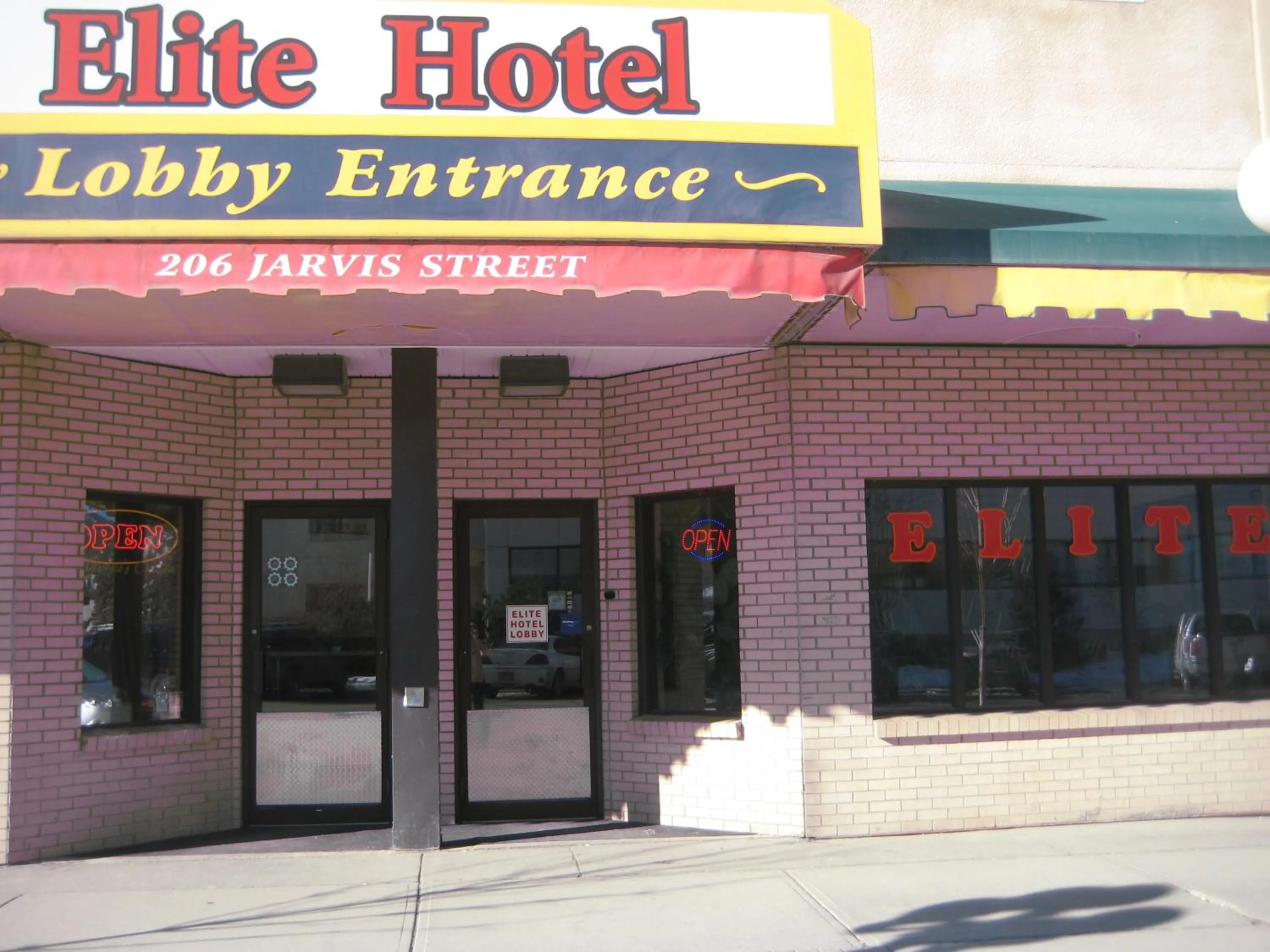 Facade/entrance in Elite Hotel -Downtown Center- "Ski & Northern light Tour" "Hot Spring Tour "Long-term stay"