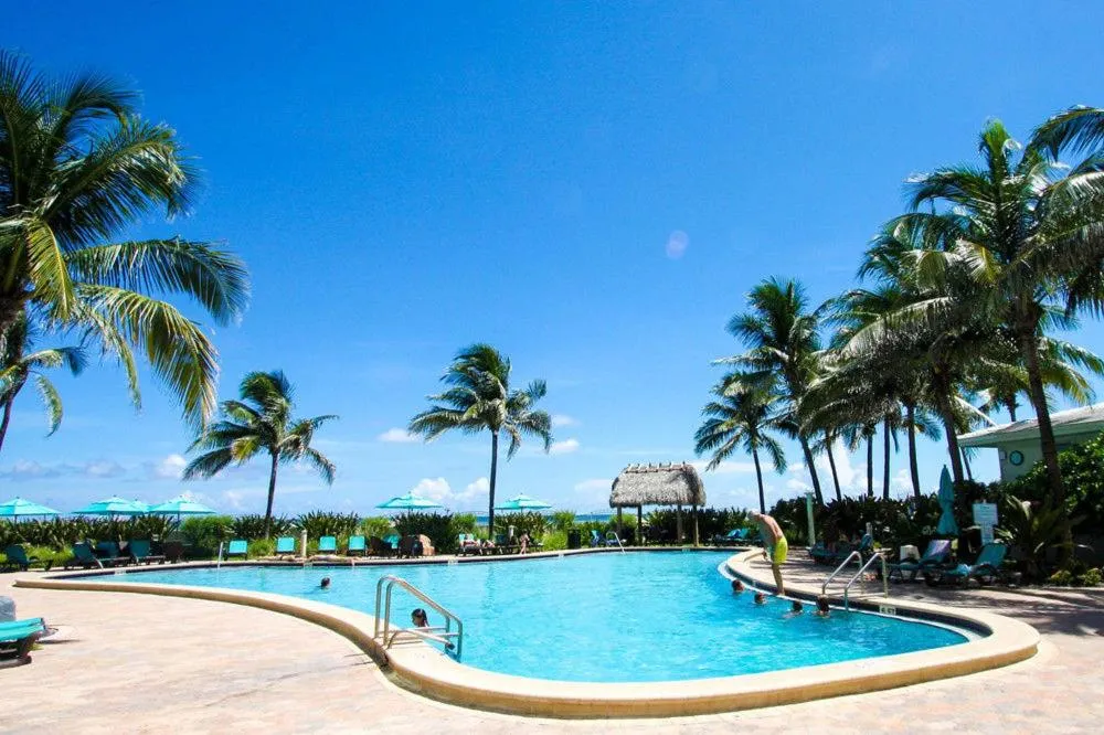 Swimming pool in Tides Apt on Hollywood Beach