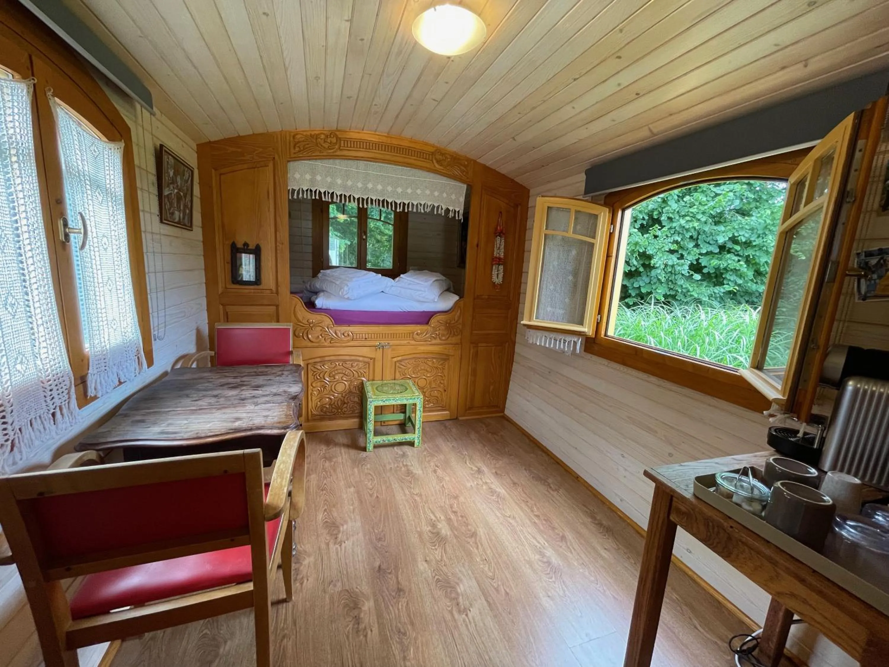 Living room, Bed in Au Presbytère de Saigneville