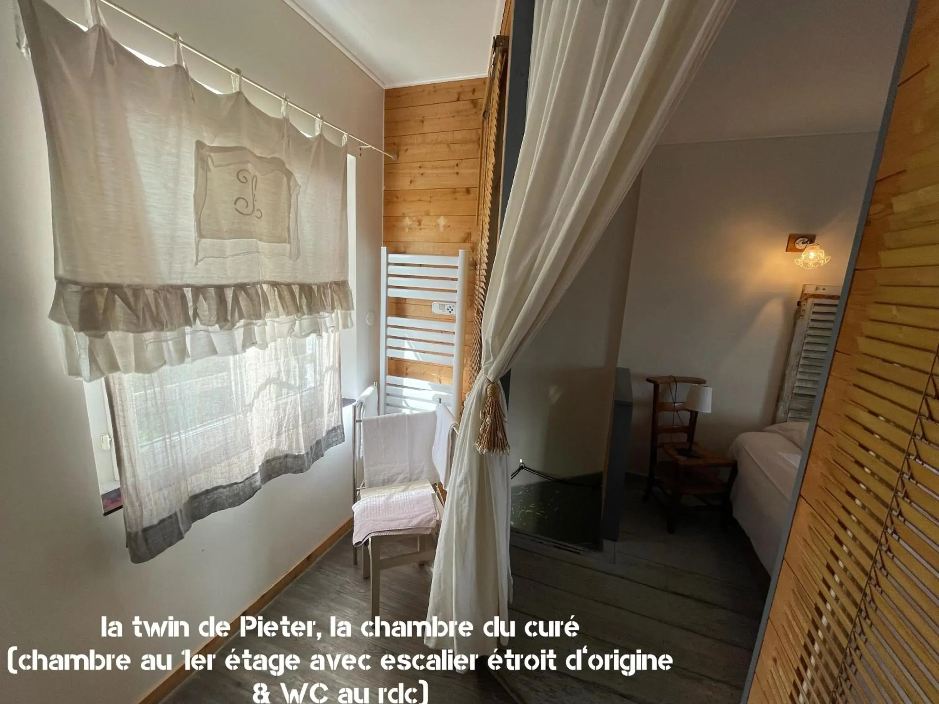 Twin Room with Shower in Au Presbytère de Saigneville Twin Room with Shower in Au Presbytère de Saigneville