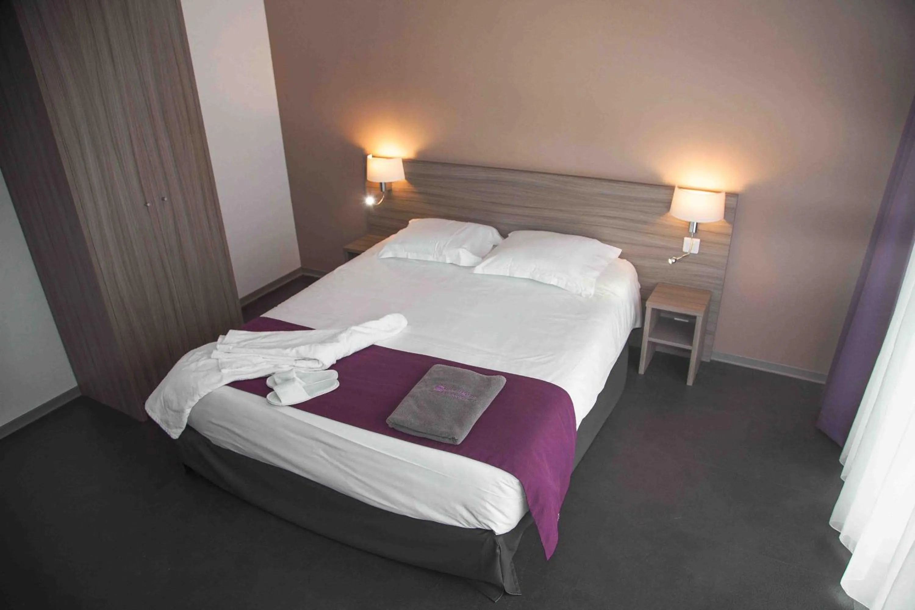 Bed in Suite Home Porticcio