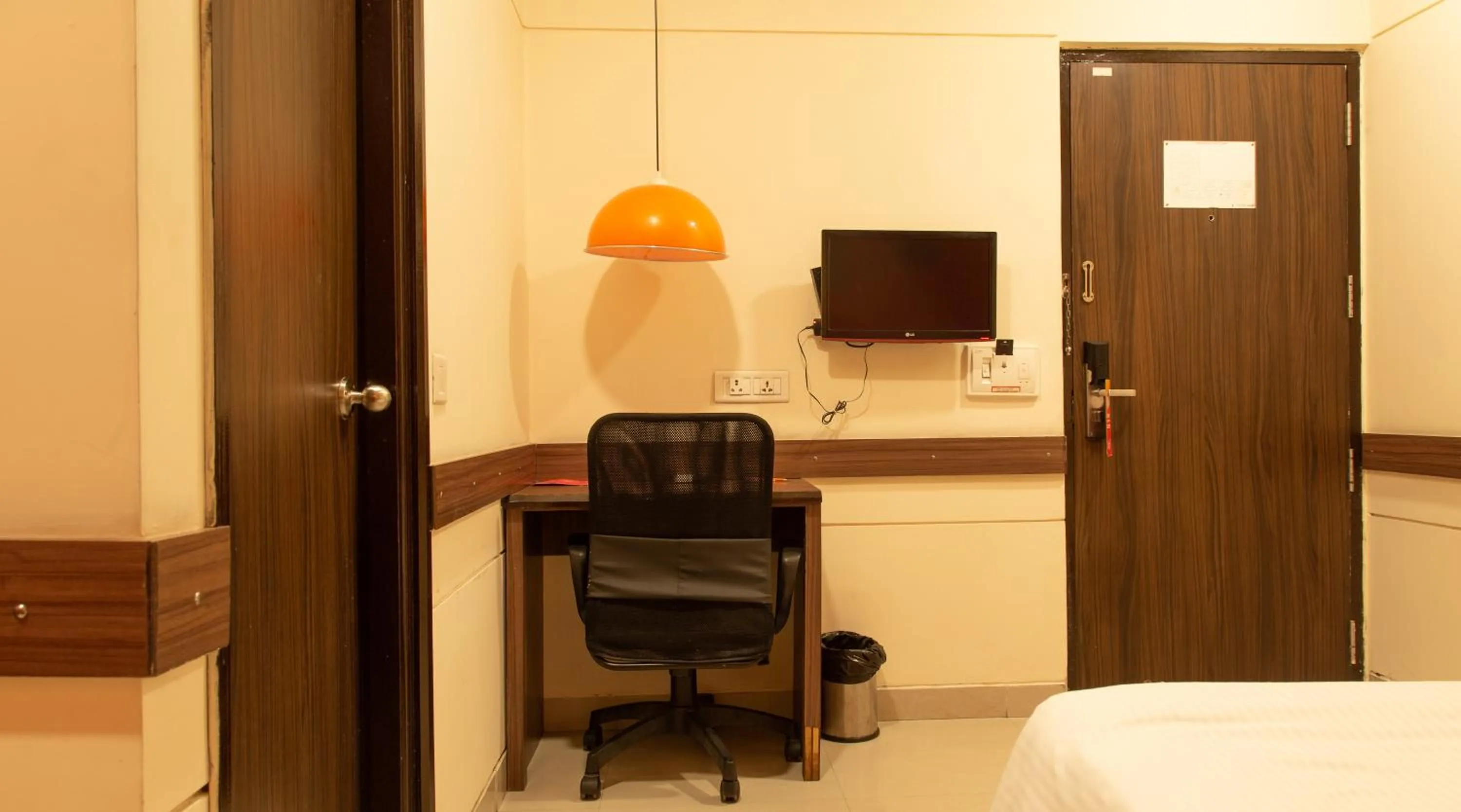 Communal lounge/ TV room, Bed in Ginger Bangalore- Inner Ring Road