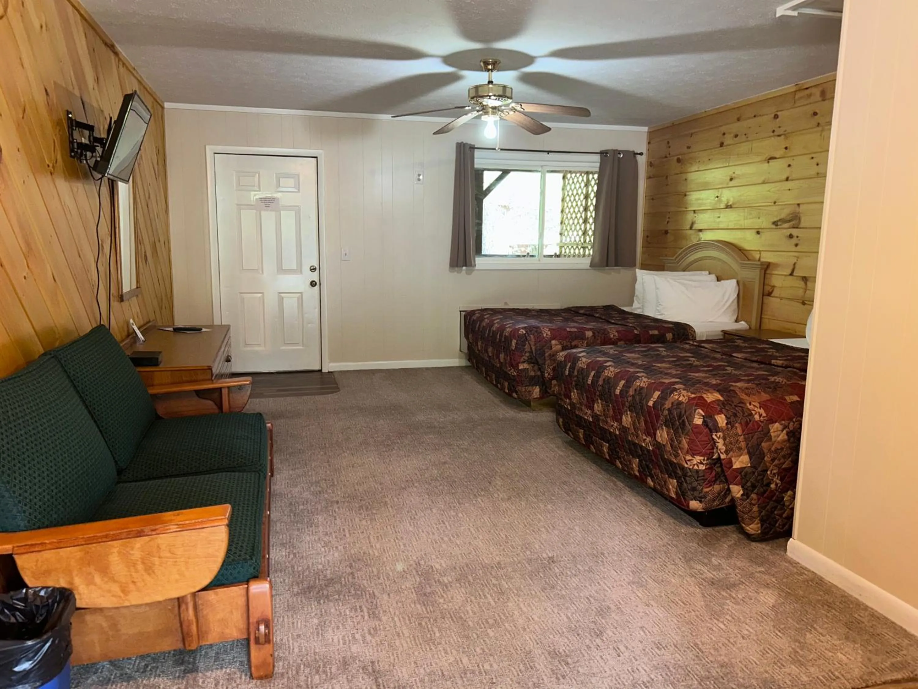 Bed in Stony Creek Motel