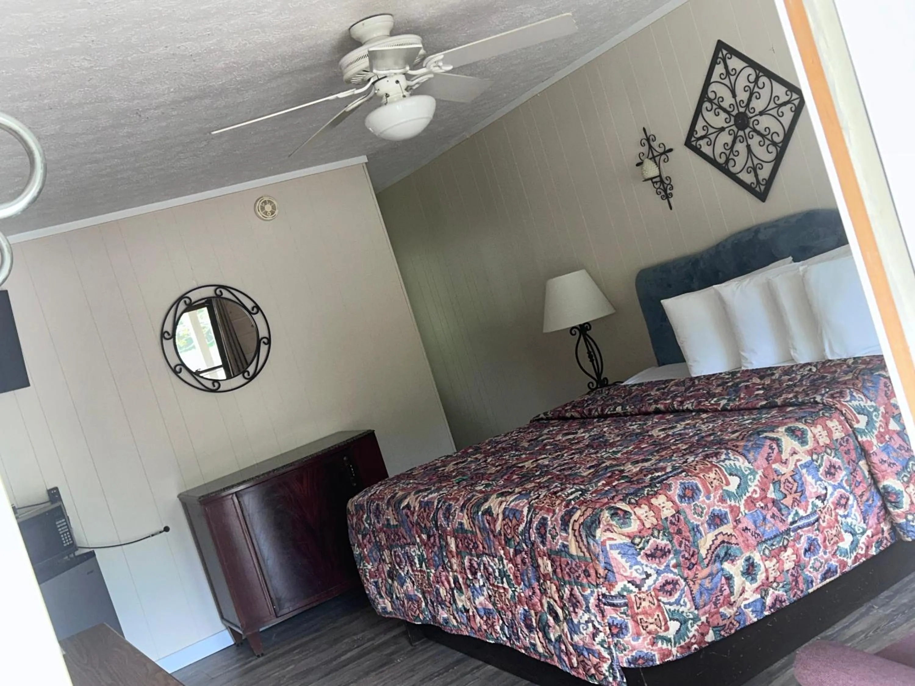 Bed in Stony Creek Motel