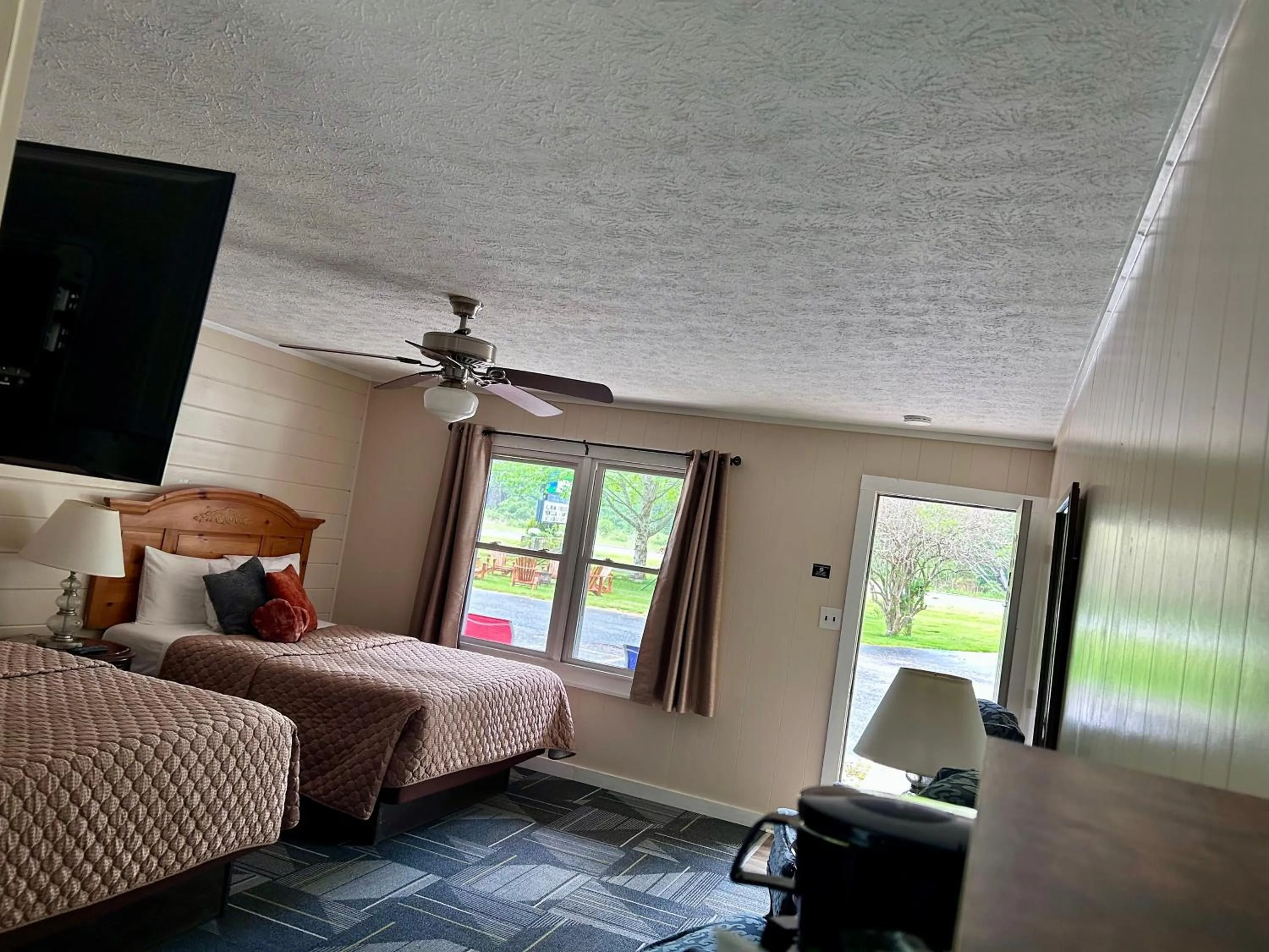 Bed in Stony Creek Motel