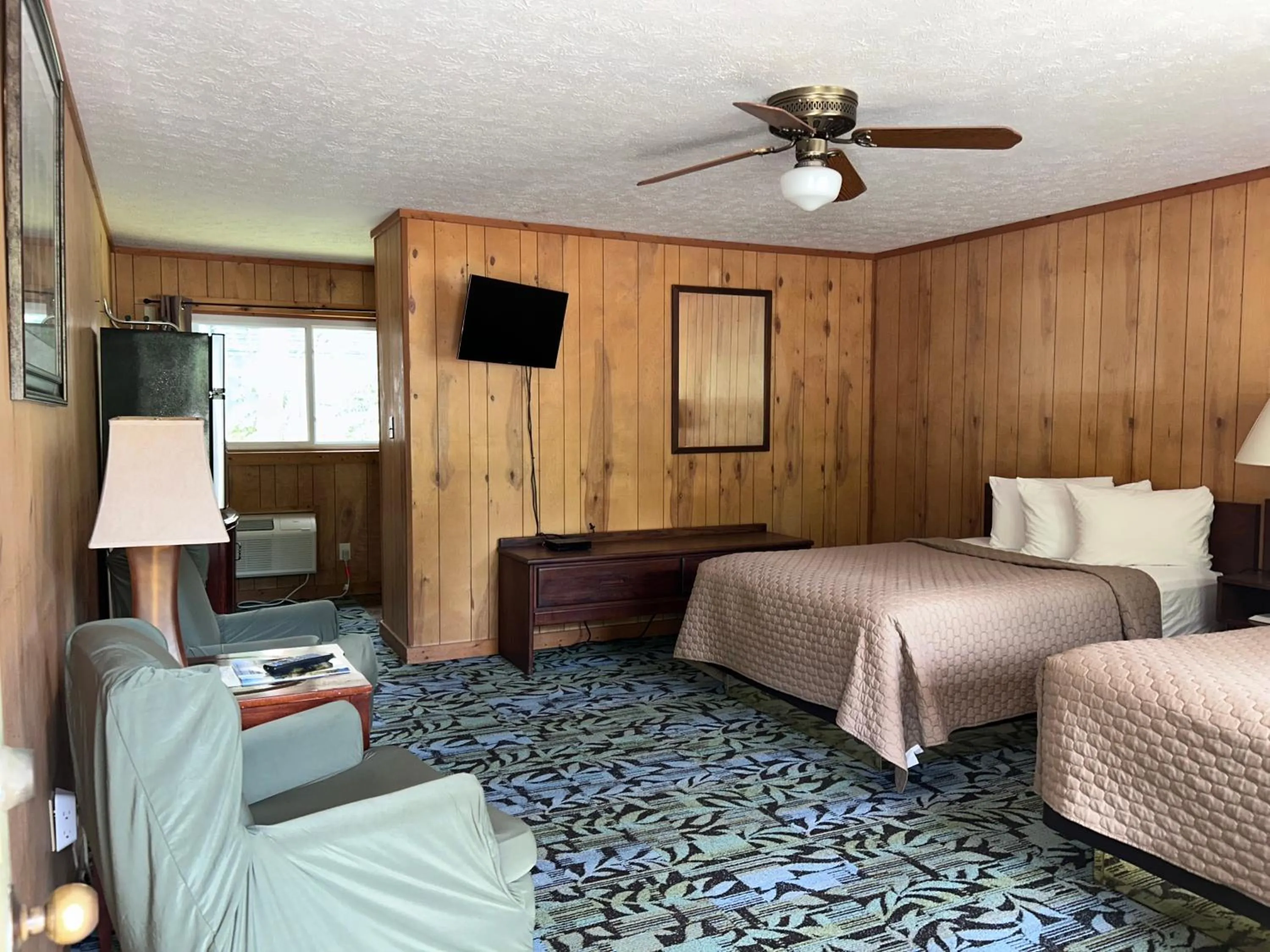 Bed in Stony Creek Motel